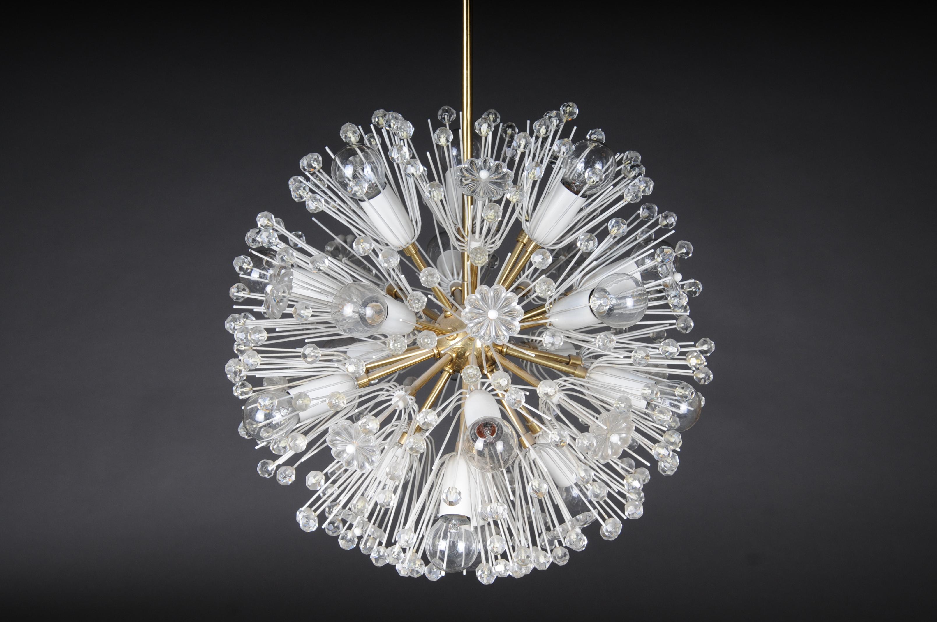 Emil Stejnar vintage chandelier / lamp Snowball 50s / 60s, medium

Round luminous body in brass gold / white, electrified.
The Viennese designer Emil Stejnar is known for his lighting designs of the Space Age era.

(F-117).
