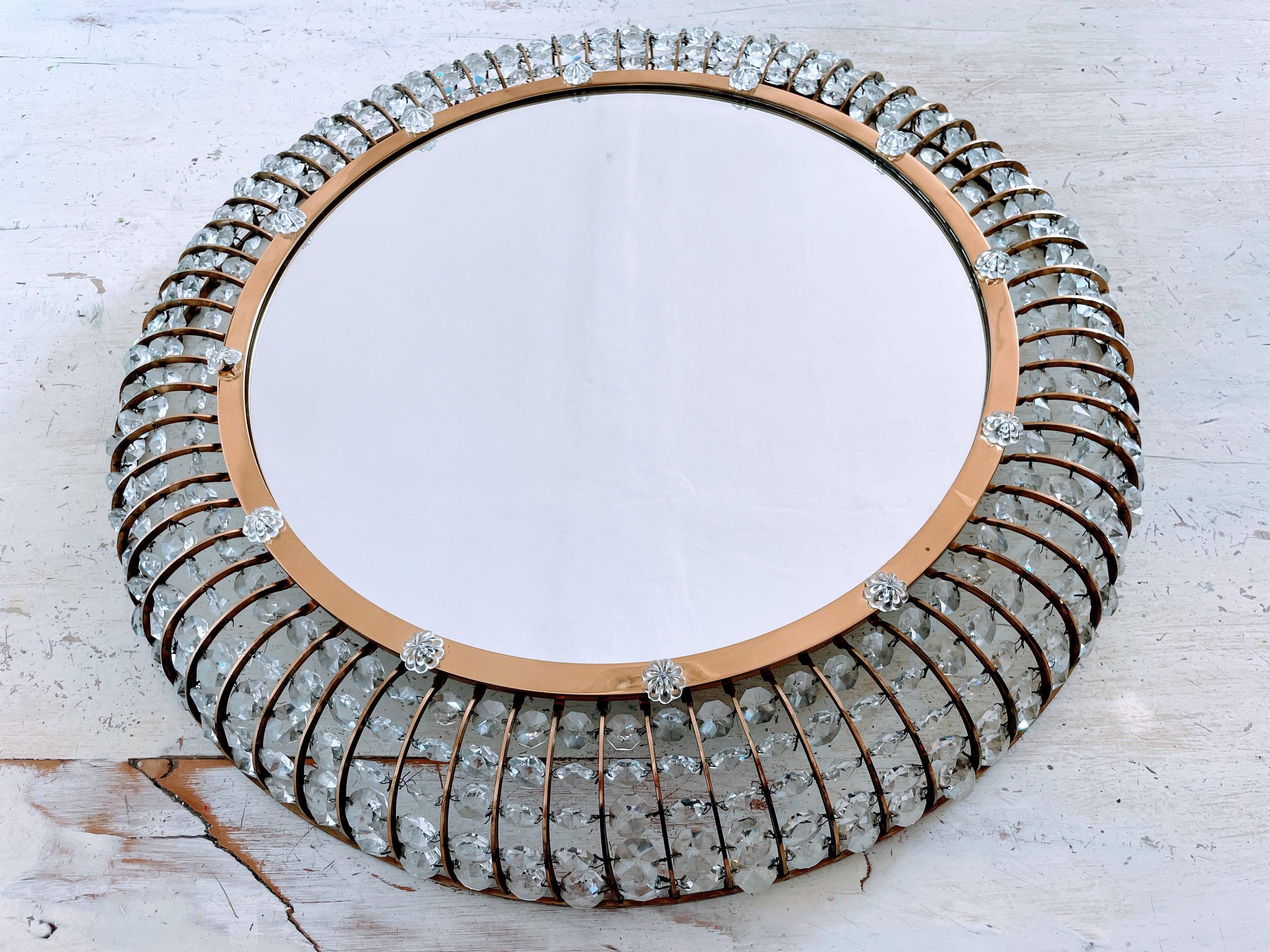 Wir präsentieren den österreichischen Spiegel im fesselnden Stil von Emil Stejnar - ein Meisterwerk aus der Mitte des Jahrhunderts, das Eleganz und Vintage-Charme nahtlos miteinander verbindet. Dieser runde Glasspiegel mit seiner ausgeprägten