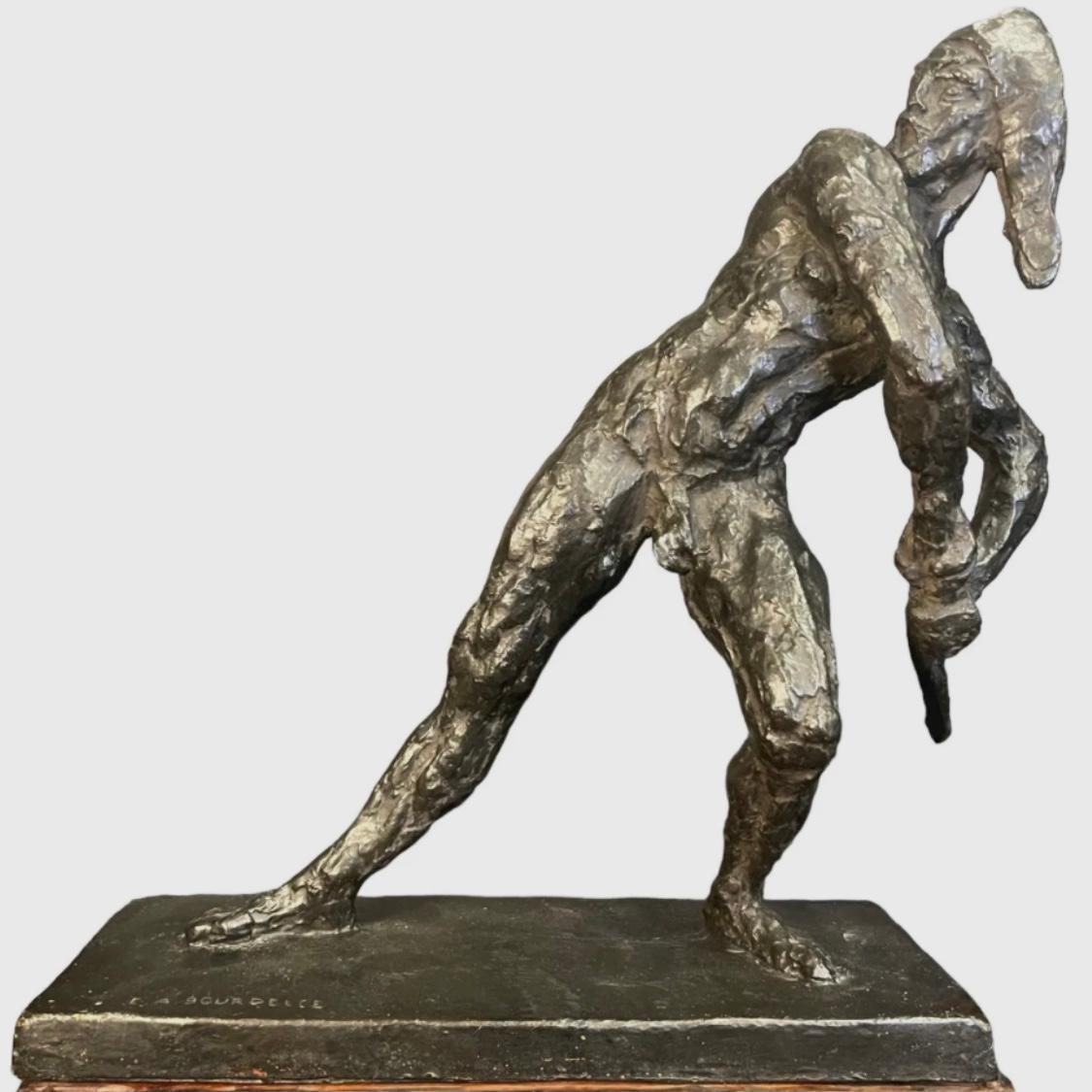 Emile Antoine Bourdelle (francese, 1861-1929) Scultura in bronzo
I.L.A.. 
Concepito nel 1905 e fuso intorno al 1954 
Una rara interpretazione impressionista e brutalista di qualità museale di uno spadaccino arlecchino in bronzo con patina