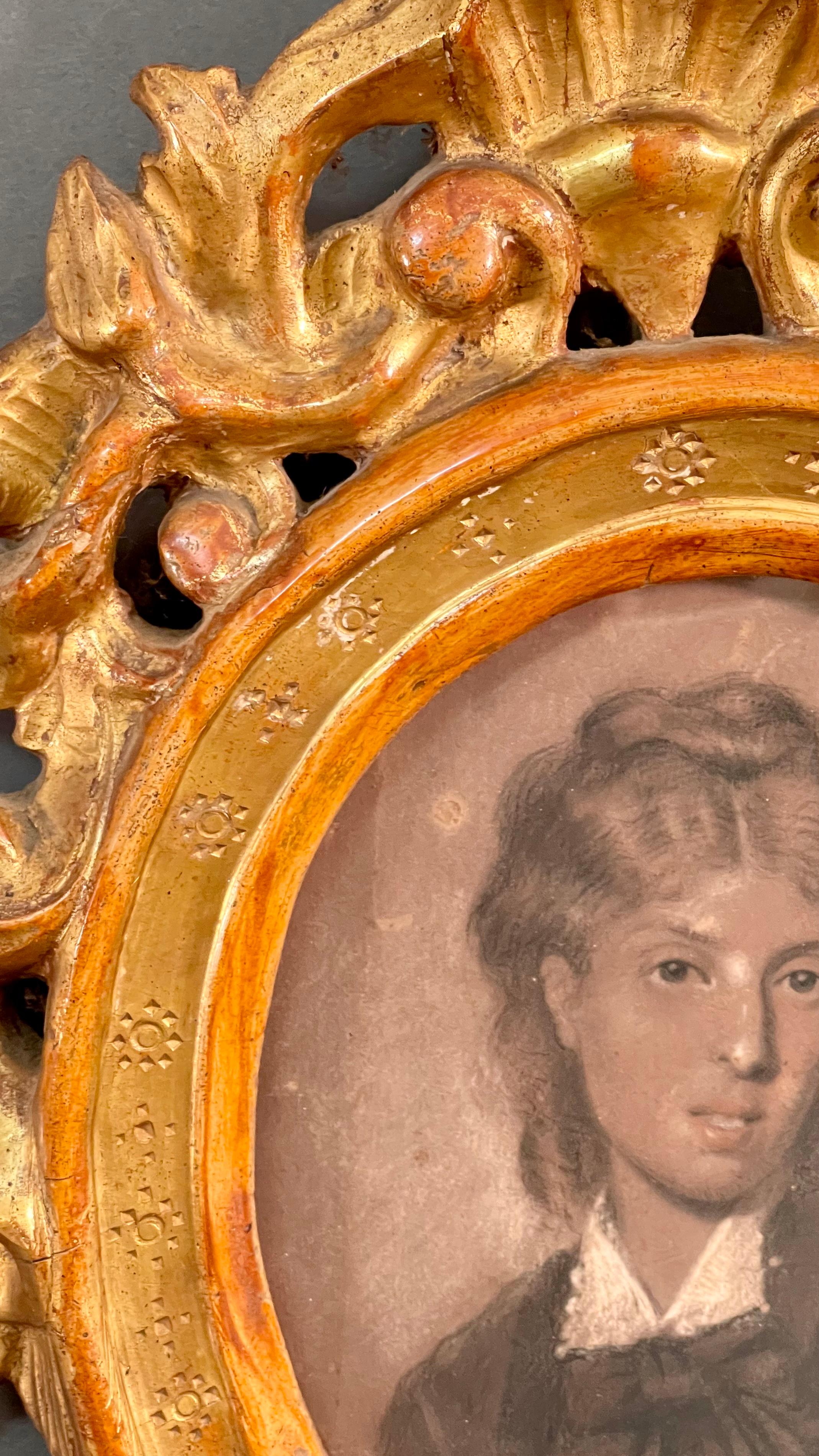 Très beau pastel sur papier représentant une jeune fille noble.

Ce tableau, encore jamais commercialisé, provient d'une collection privée et est agrémenté d'un imposant cadre du XVIIIe siècle en bois doré, en quasi-parfait état.

La peinture est