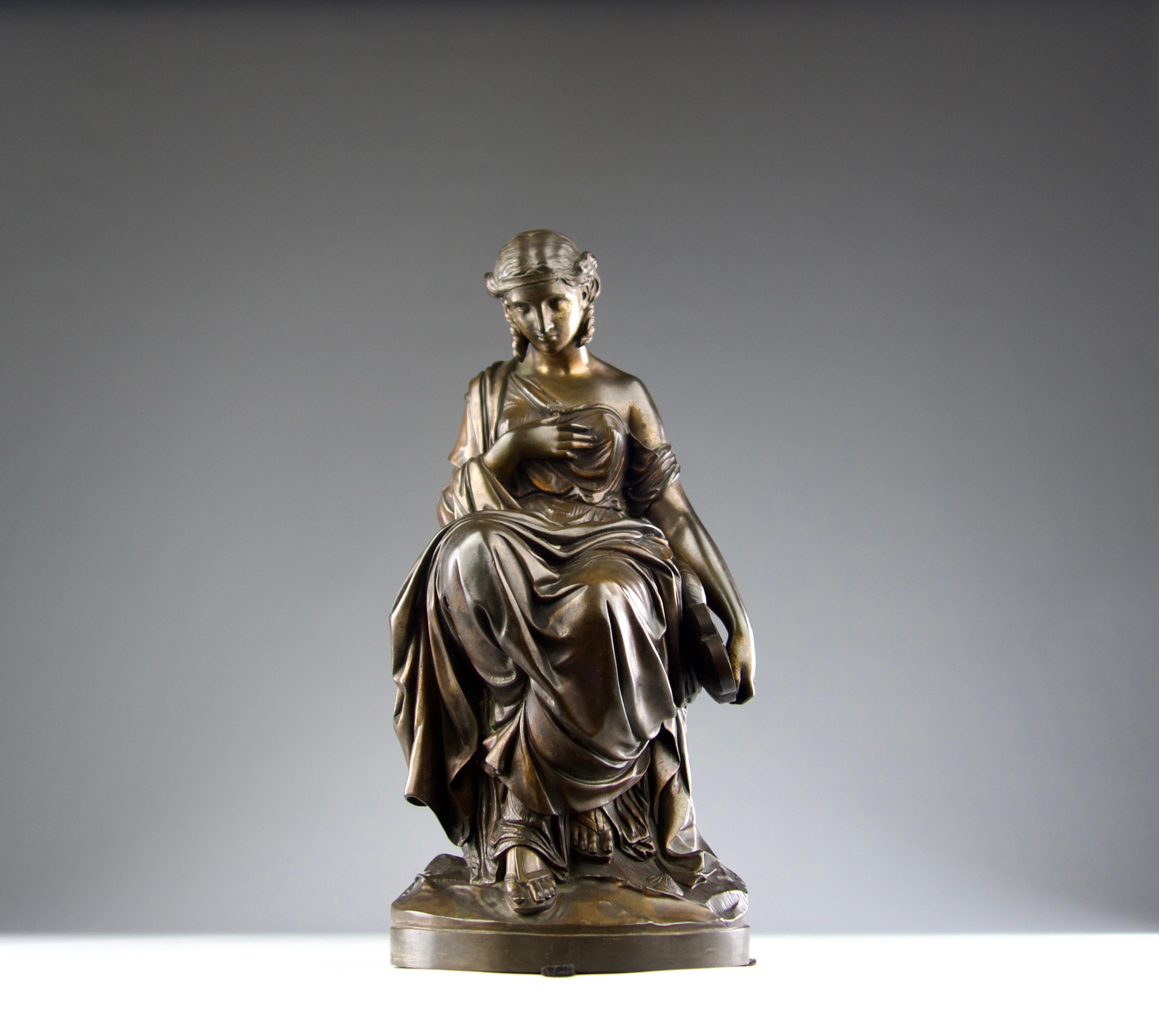 Superbe et rare sculpture en bronze d'Émile Nestor Joseph Carlier (1849-1927) représentant la poétesse grecque archaïque Sappho. Cette sculpture a été fondue par la fonderie Albinet & Coulon. Elle est signée par l'artiste et la fonderie.

En très