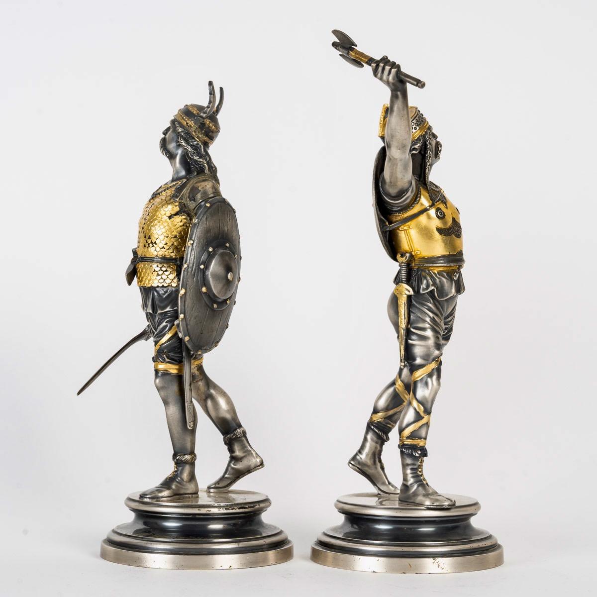 Emile-Coriolan Guillemin (1841-1907)
Pareja de soldados galos de bronce circa 1875

Pareja de finísimas figuras de soldados galos en bronce patinado a dos pátinas 
Con trajes tradicionales y armados con casco, escudos, espada y hacha.
Pátinas