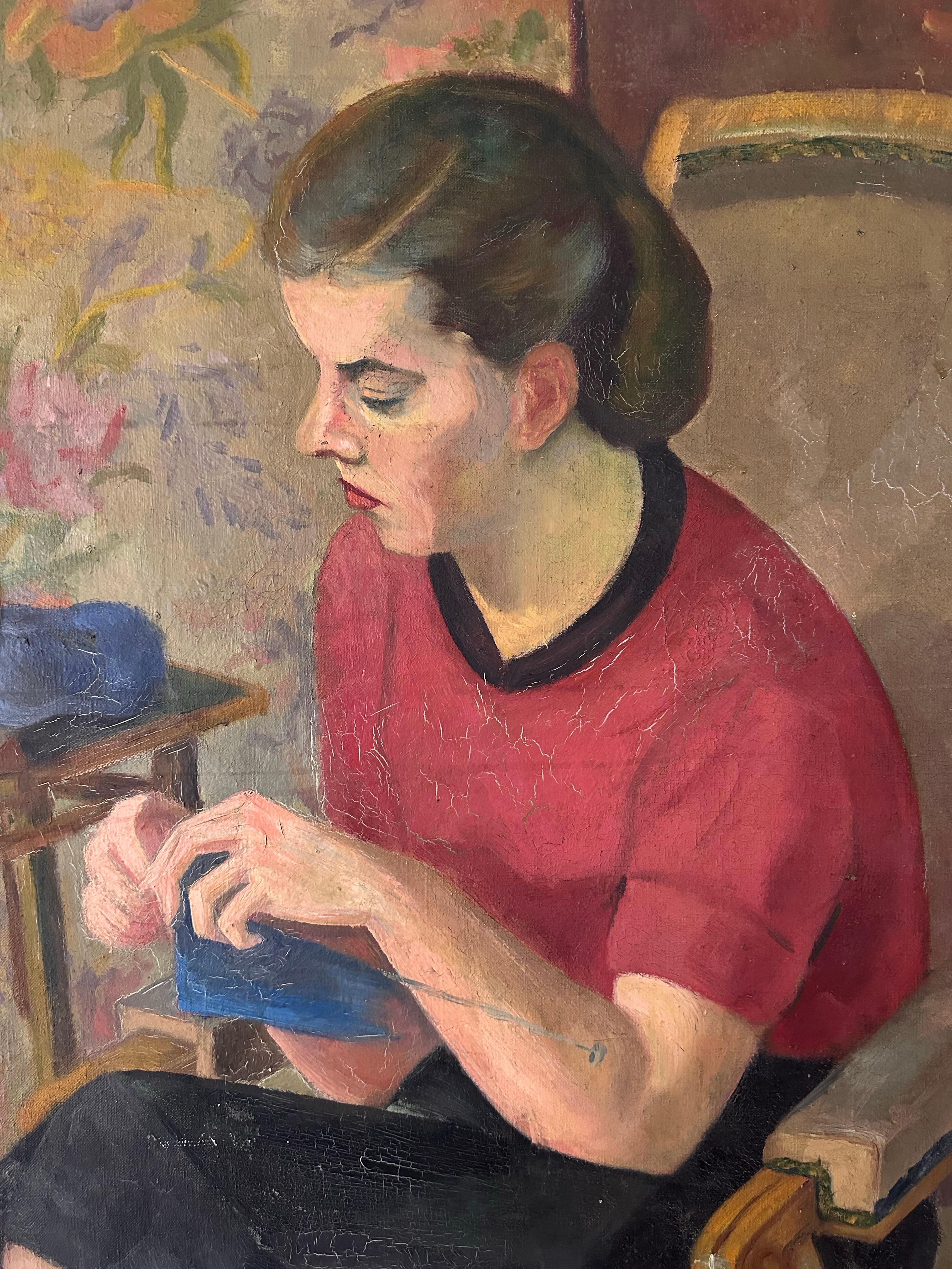 Enorme óleo francés de los años 50 firmado Young Lady Knitting in Interior Room - Interior Painting Marrón de Emile Courtin