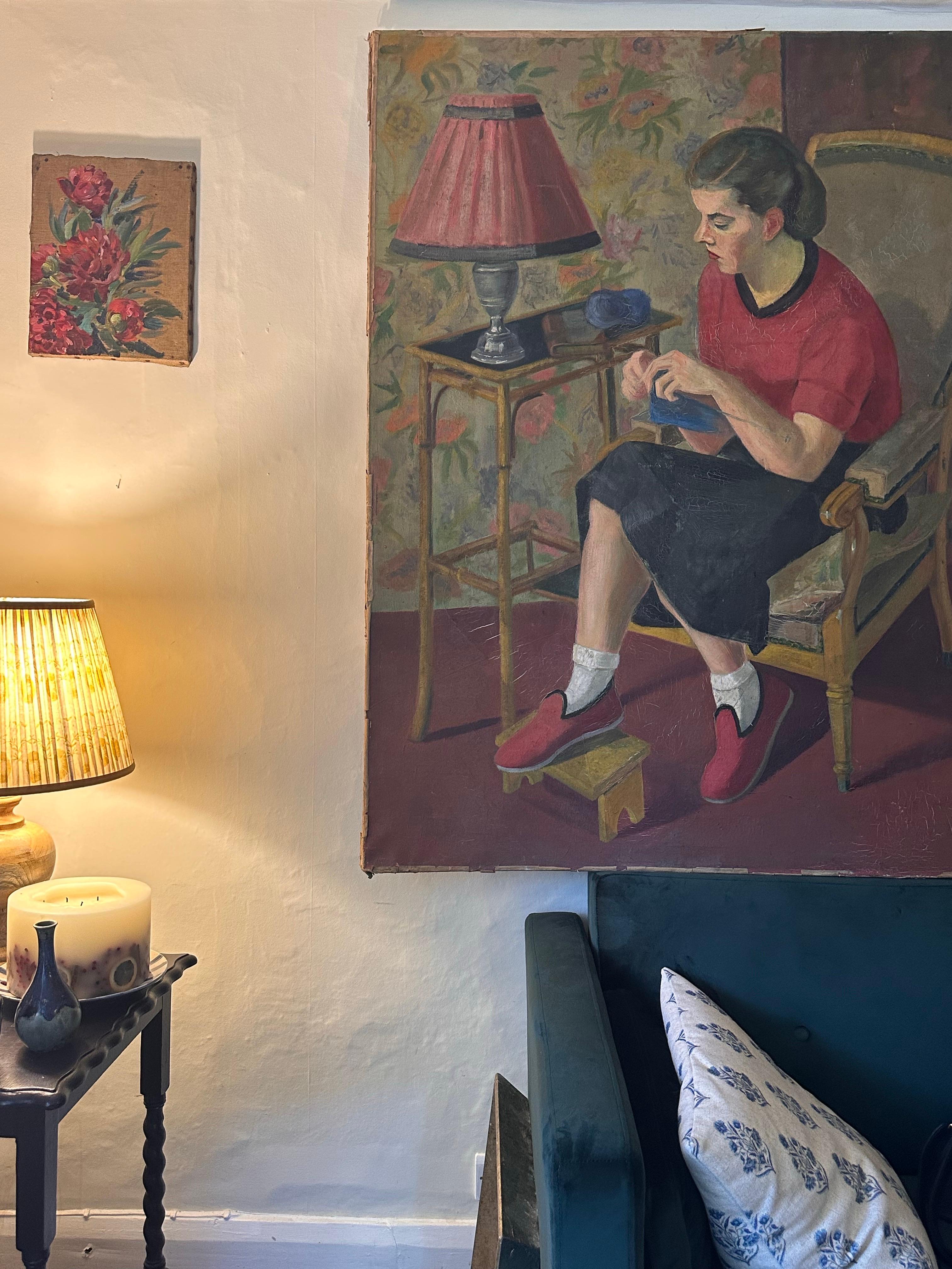Enorme óleo francés de los años 50 firmado Young Lady Knitting in Interior Room en venta 1