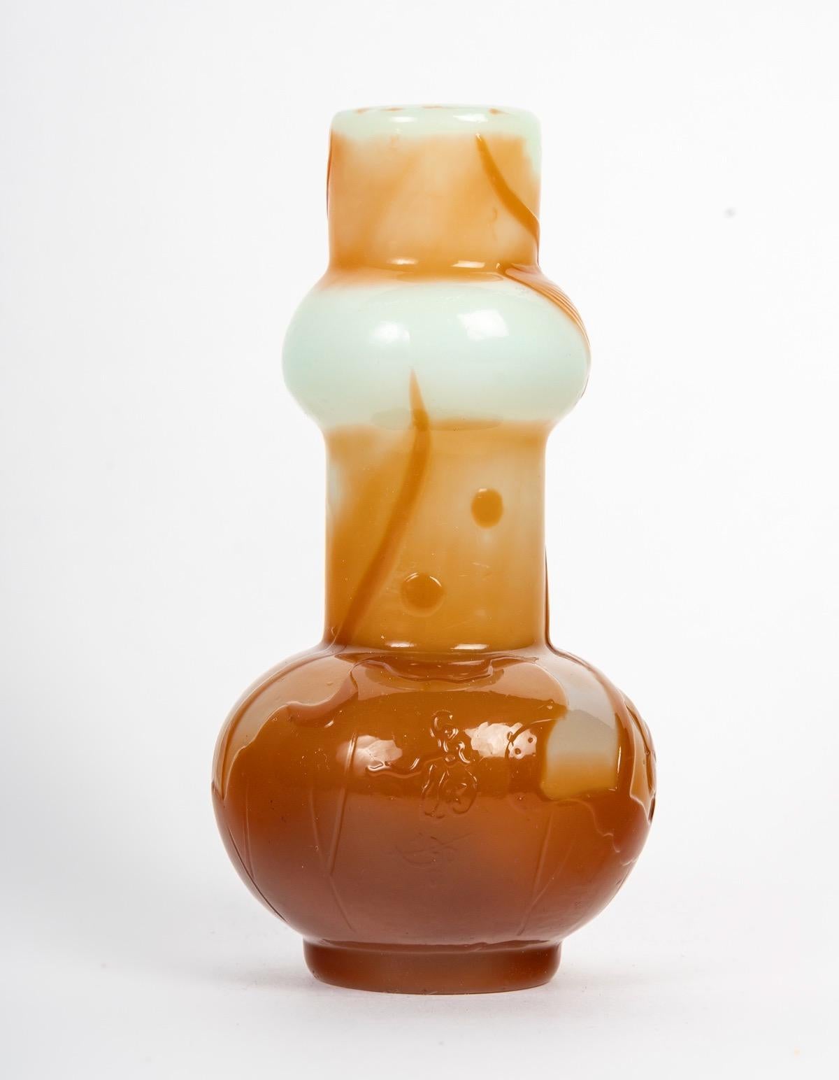 Émile Gallé (1846-1904) 
Vaso Pechino in vetro cammeo lucidato a fuoco
Vetro arancione bruciato sovrapposto e inciso all'acido su bianco ostrica, con fiore e foglie 
Design.
Firmato in rilievo e in cinese stilizzato 
