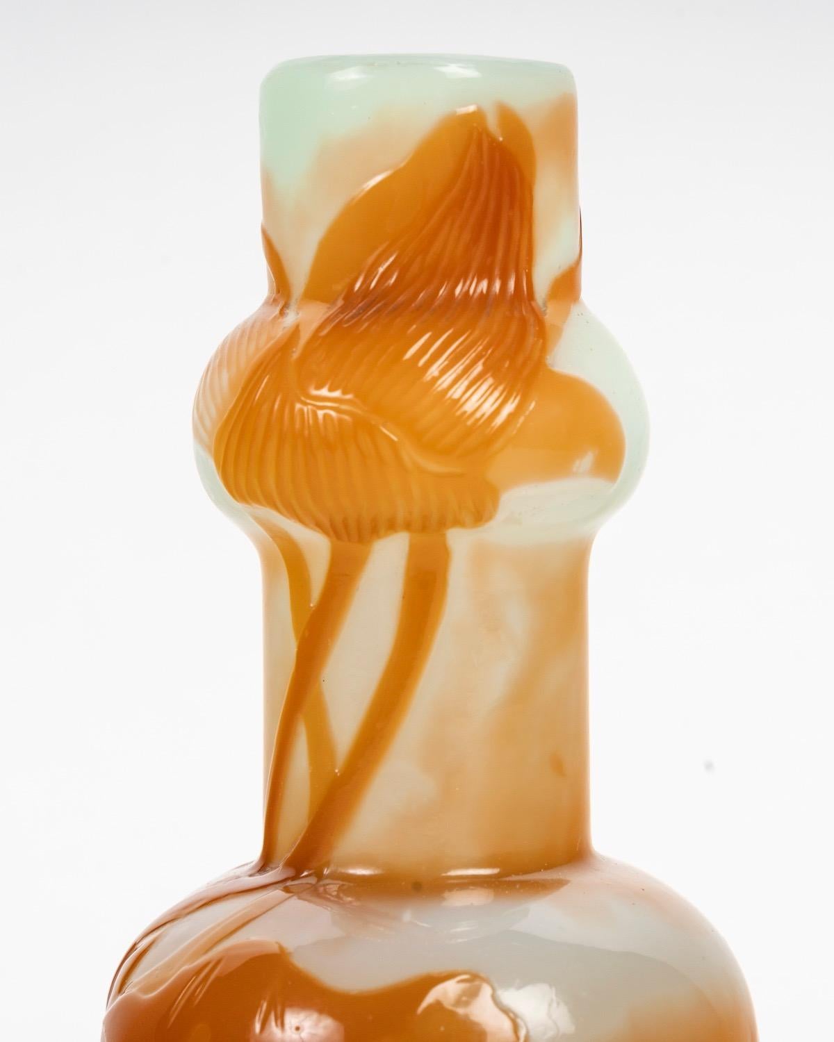 Realizzato con acquaforte Émile Gallé (1846-1904) , un vaso di vetro a cammeo in stile 