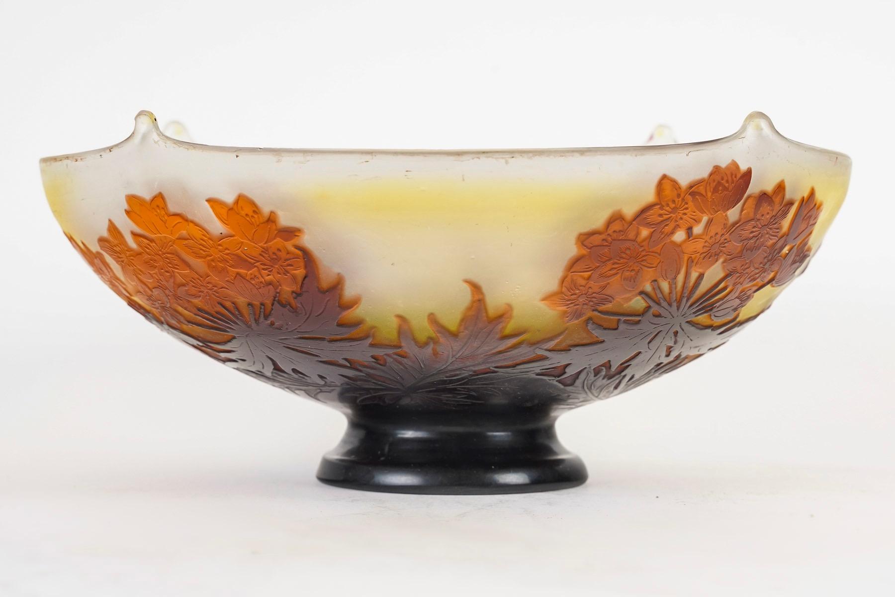 Émile Gallé (1846-1908)
Footed Bowl « Fleurs des Champs »
Orange, purple on a yellow opalescent background multilayer glass
Acid etched design of « Fleurs des Champs”
Resting on a piedouche, quadrilobate collar pulled with pliers.
Cameo Signed