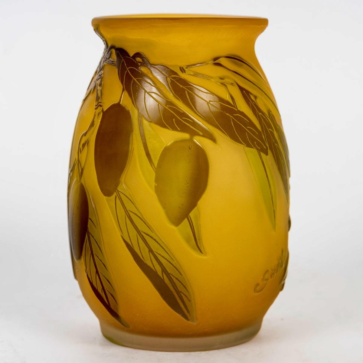 Émile Gallé (1846-1904)
Vaso in vetro con cammeo francese Gallé 
Vetro incamiciato, opalescente, marrone ambrato e verde oliva.
Design inciso all'acido con rami d'ulivo
Firmato Gallé 
Circa 1910

Émile Gallé nacque a Nancy il 4 maggio 1846, figlio