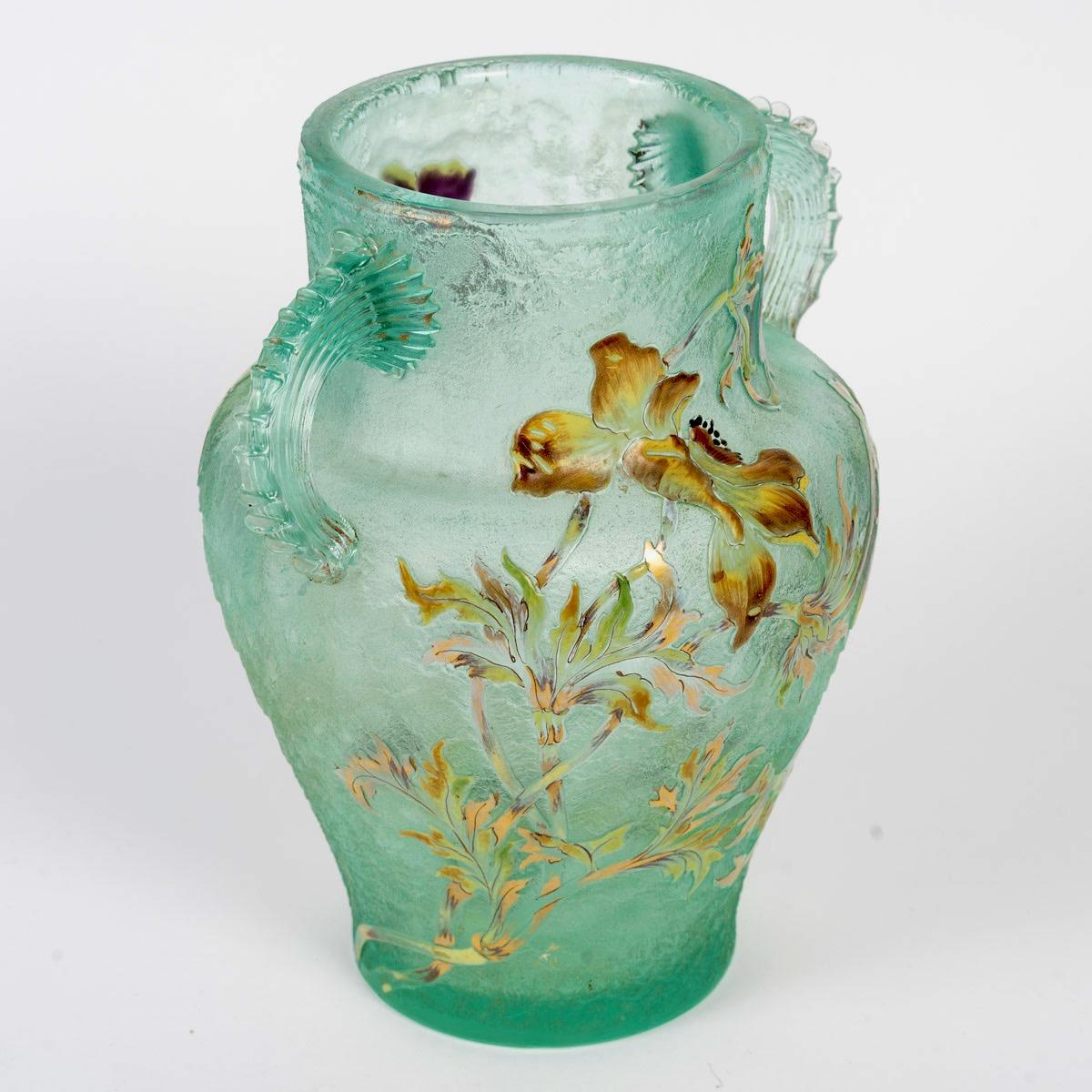 Émile Gallé (1846-1904)
Große Genre-Glasvase um 1895

Eine frühe Jugendstilvase aus handgeätztem Granita-Glas, um 1895, verziert mit emaillierten Blumen und Blättern.
Aufgesetzte Griffe mit Glastropfen
Signiert: 