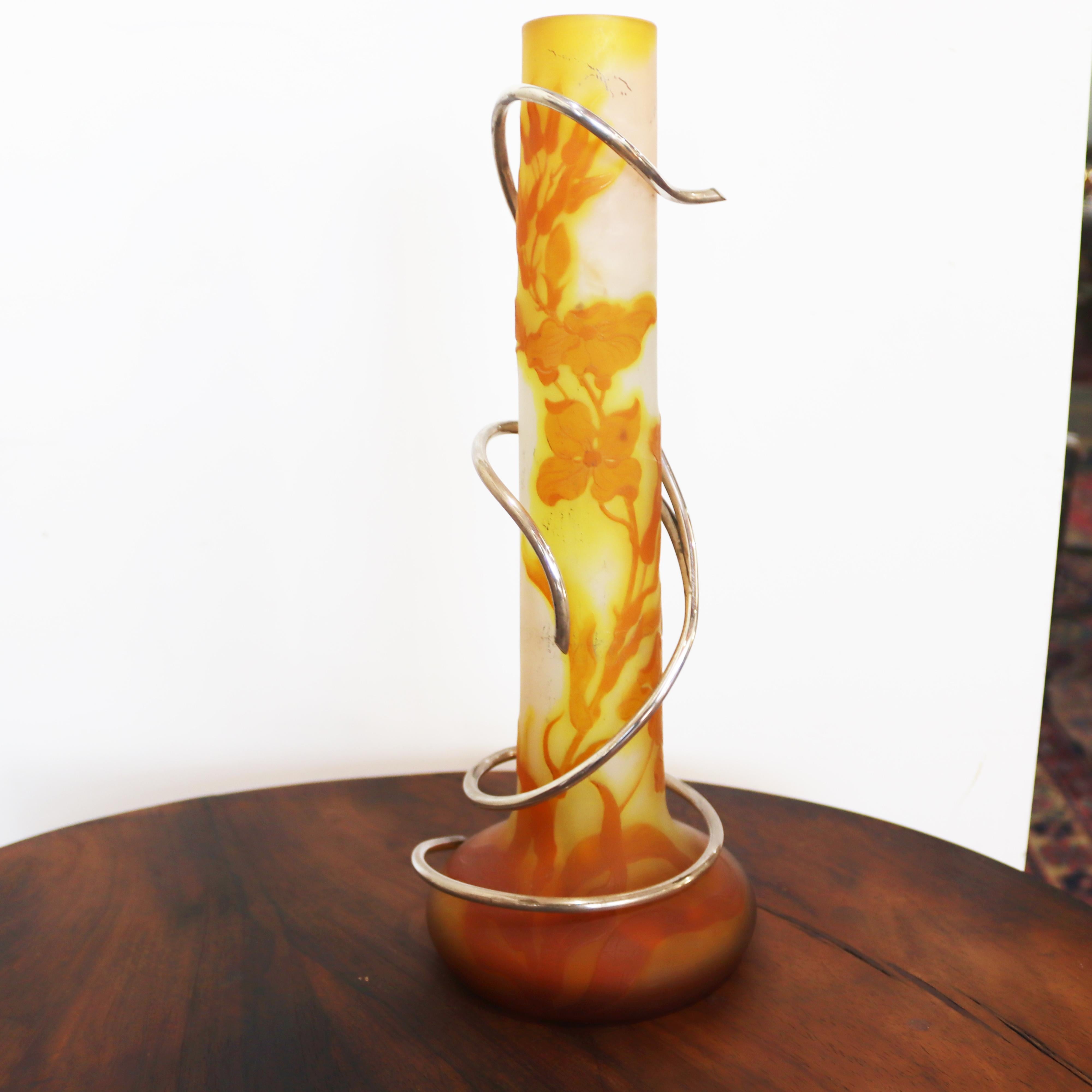 Questo elegante vaso di Émile Gallé, realizzato in Francia durante l'apice del movimento Art Nouveau, rappresenta la raffinata arte e l'innovazione di uno dei più celebri vetrai della fine del XIX e dell'inizio del XX secolo. Realizzato in pasta di