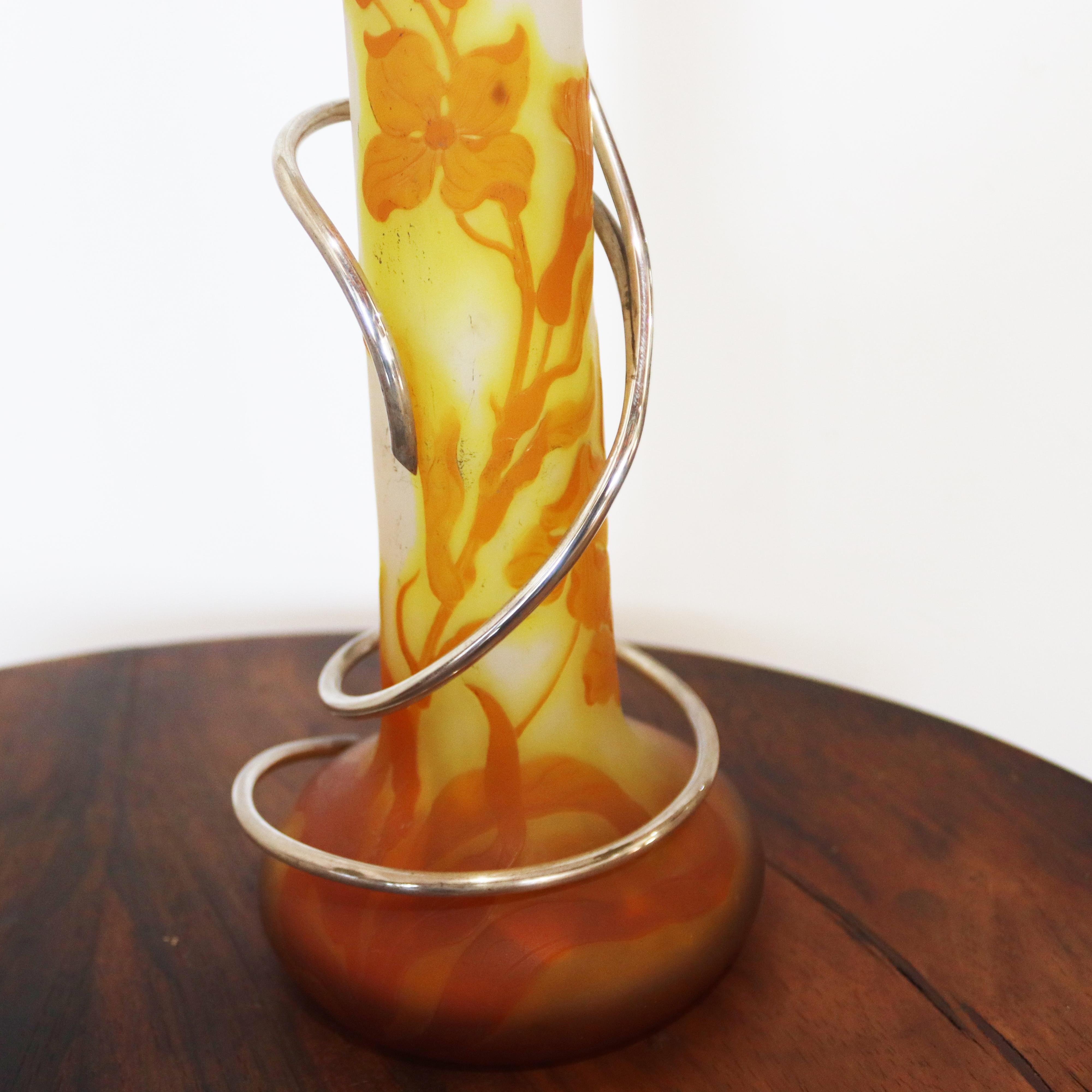 Vetro artistico Vaso di Emille Gallé. Art Nouveau francese, in pasta di vetro. Decorazione a rilievo in shad in vendita