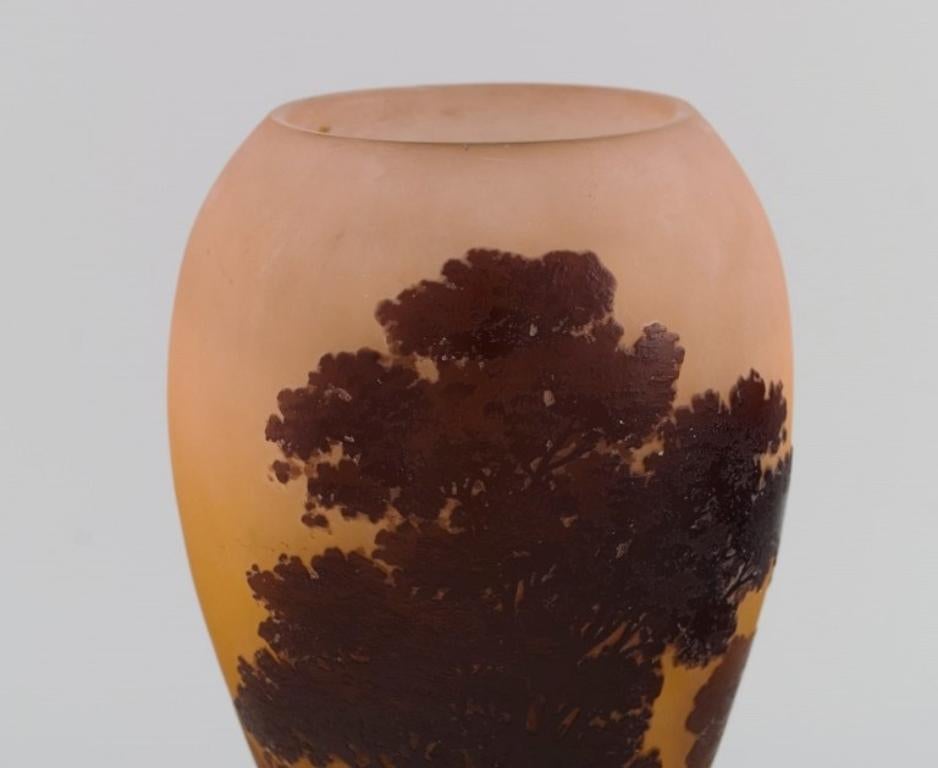 Émile Gallé (1846-1904), France. 
Rare vase in mouth-blown art glass. Lake landscape with trees in relief. 
Approx. 1900.
Measures: 25.5 x 14 cm.
In excellent condition.
Signed.