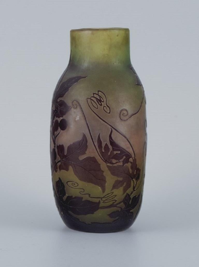 Émile Gallé (1846-1904), Frankreich. Vase aus mundgeblasenem Kunstglas mit violettem Blattwerk im Relief.
Ca. 1910er Jahre.
Unterschrieben.
In ausgezeichnetem Zustand.
Abmessungen: H 18,5 x T 11,5 cm.