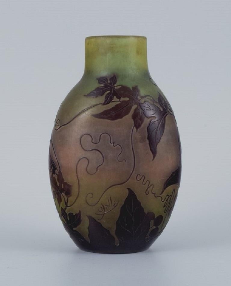 Émile Gallé (1846-1904), Frankreich. Vase aus Kunstglas mit violettem Blattwerk (Art nouveau) im Angebot