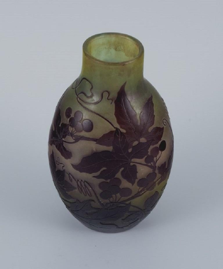 Émile Gallé (1846-1904), Frankreich. Vase aus Kunstglas mit violettem Blattwerk (Französisch) im Angebot
