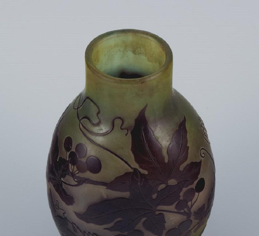 Émile Gallé (1846-1904), Frankreich. Vase aus Kunstglas mit violettem Blattwerk im Zustand „Hervorragend“ im Angebot in Copenhagen, DK
