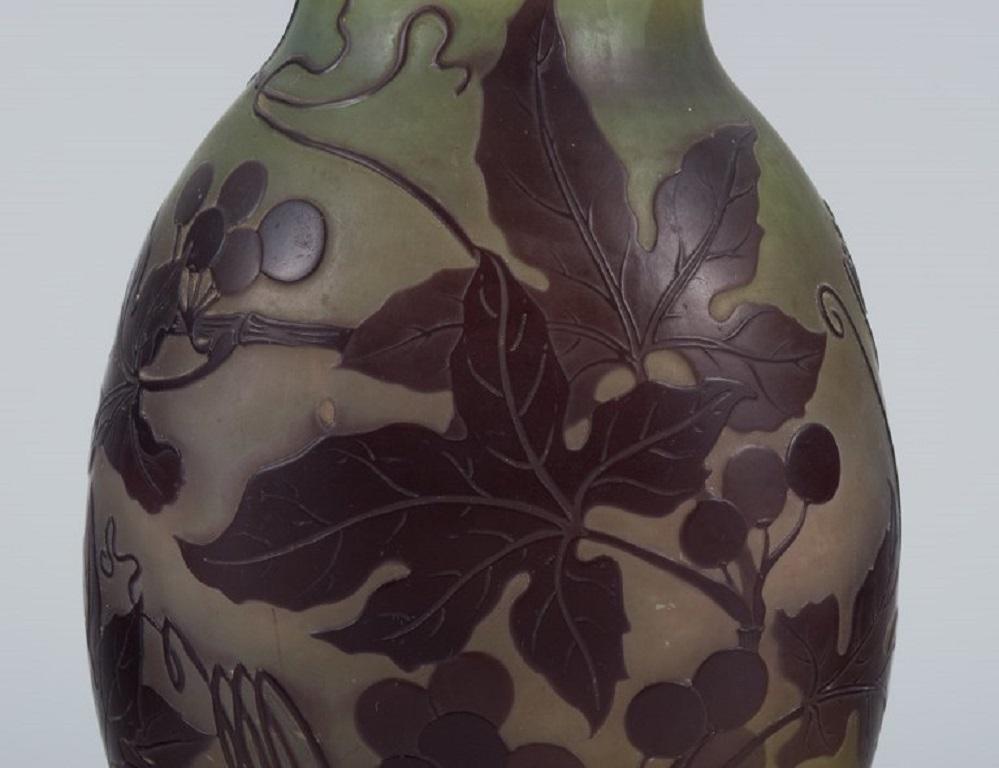 Émile Gallé (1846-1904), Frankreich. Vase aus Kunstglas mit violettem Blattwerk (Frühes 20. Jahrhundert) im Angebot