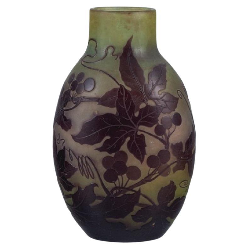 Émile Gallé (1846-1904), Frankreich. Vase aus Kunstglas mit violettem Blattwerk im Angebot