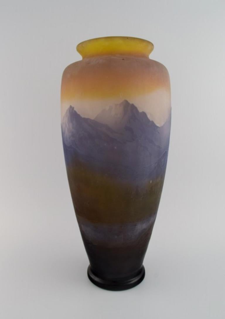 Émile Gallé (1846-1904), Frankreich.  Sehr große und seltene Vase „Vosges“. (20. Jahrhundert) im Angebot