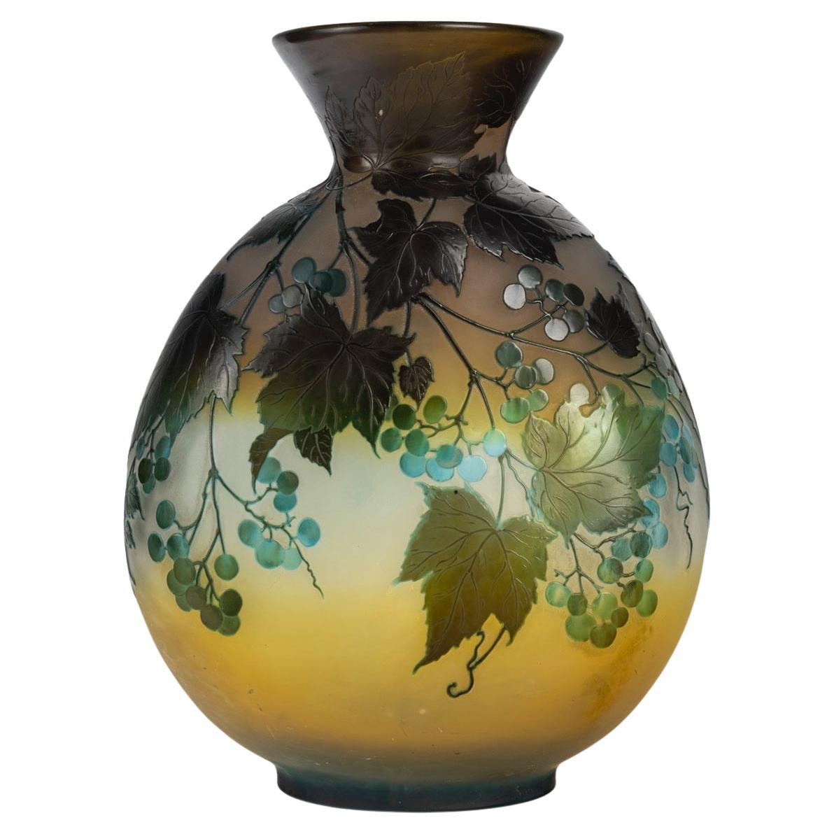 Émile Gallé (1846-1906)
Vase en verre de forme Gourde circa 1915
Vase en forme de gourde aplatie en verre camée de Gallé
Superposé et gravé avec des baies et des branches feuillues. 
Signé Gallé en Camée
Circa 1915 

Émile Gallé est né à Nancy le 4