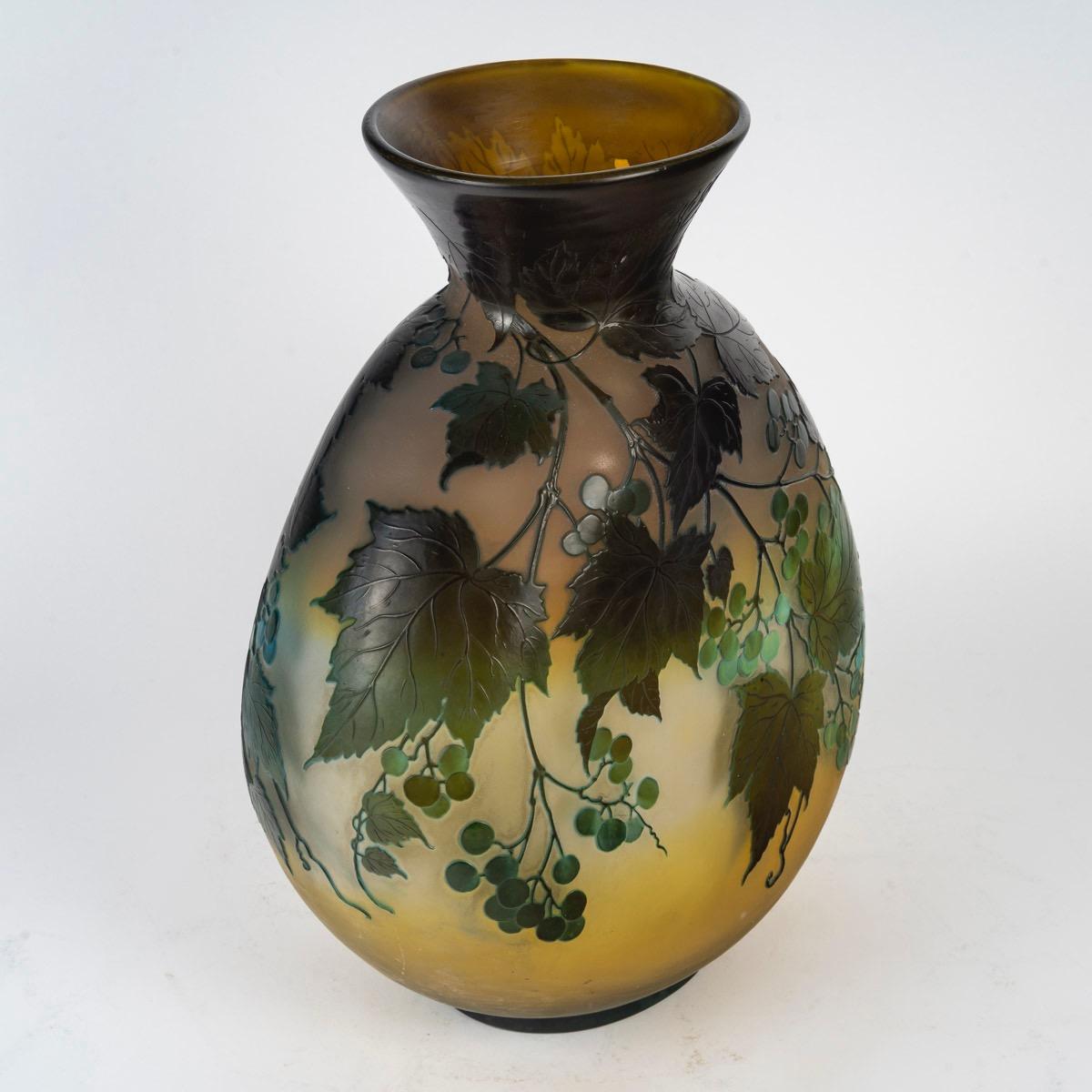 Français Émile Gallé (1846-1904), Vase en verre de forme Gourde vers 1915