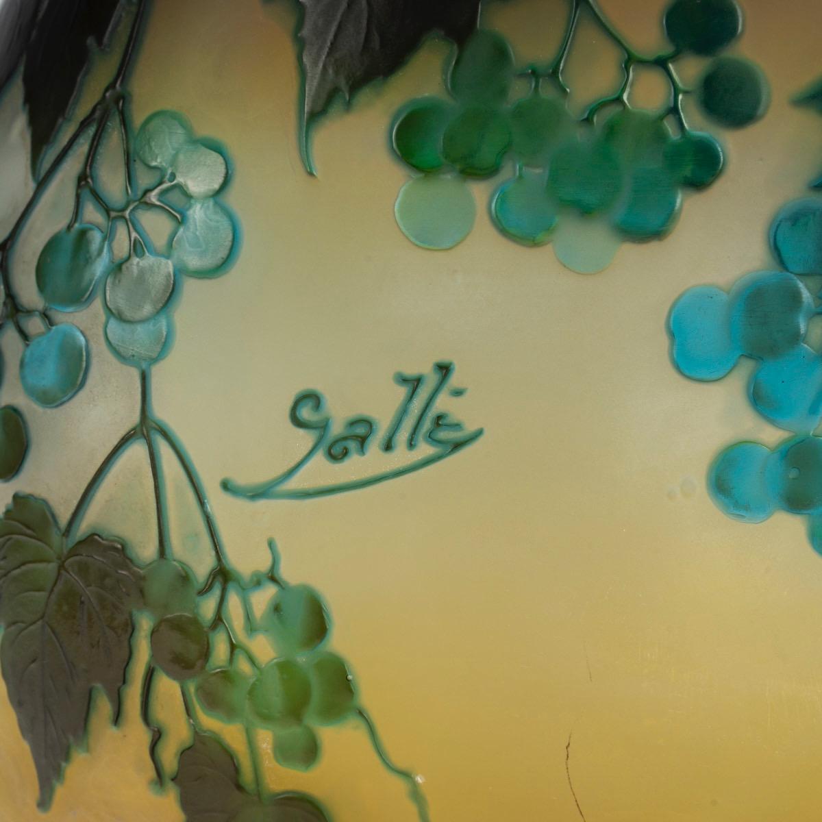 Émile Gallé (1846-1904), Vase en verre de forme Gourde vers 1915 Bon état à Saint-Ouen, FR