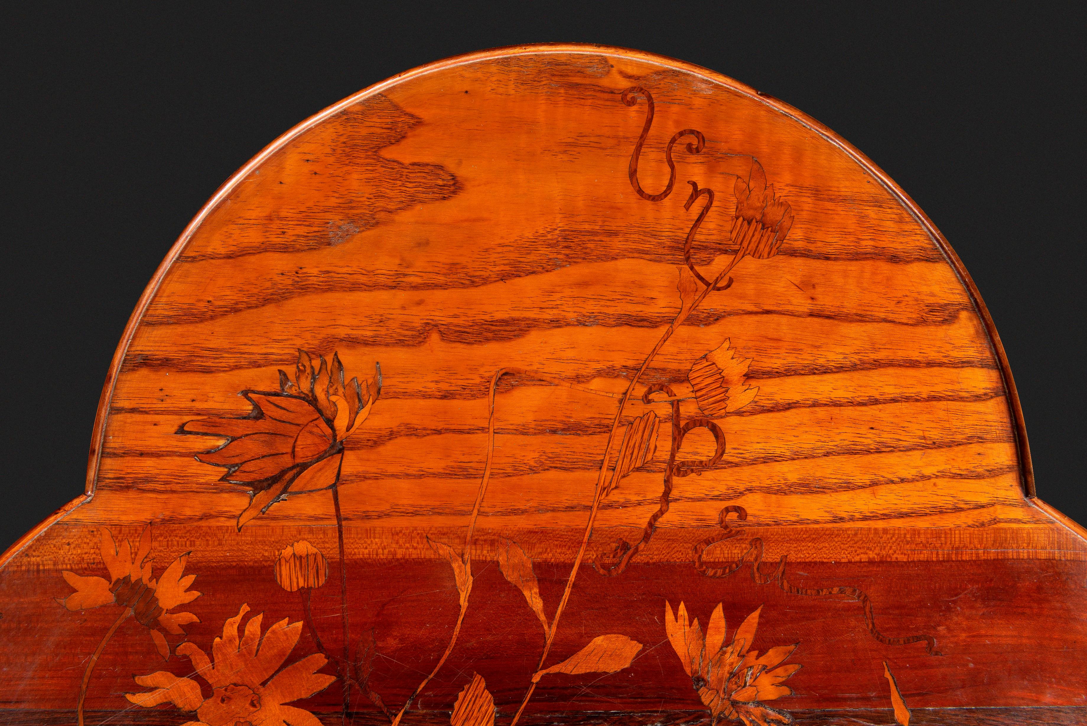 ÉMILE GALLÉ (1846-1904) Guéridon Art Nouveau à plateau trilobé en marqueterie For Sale 3