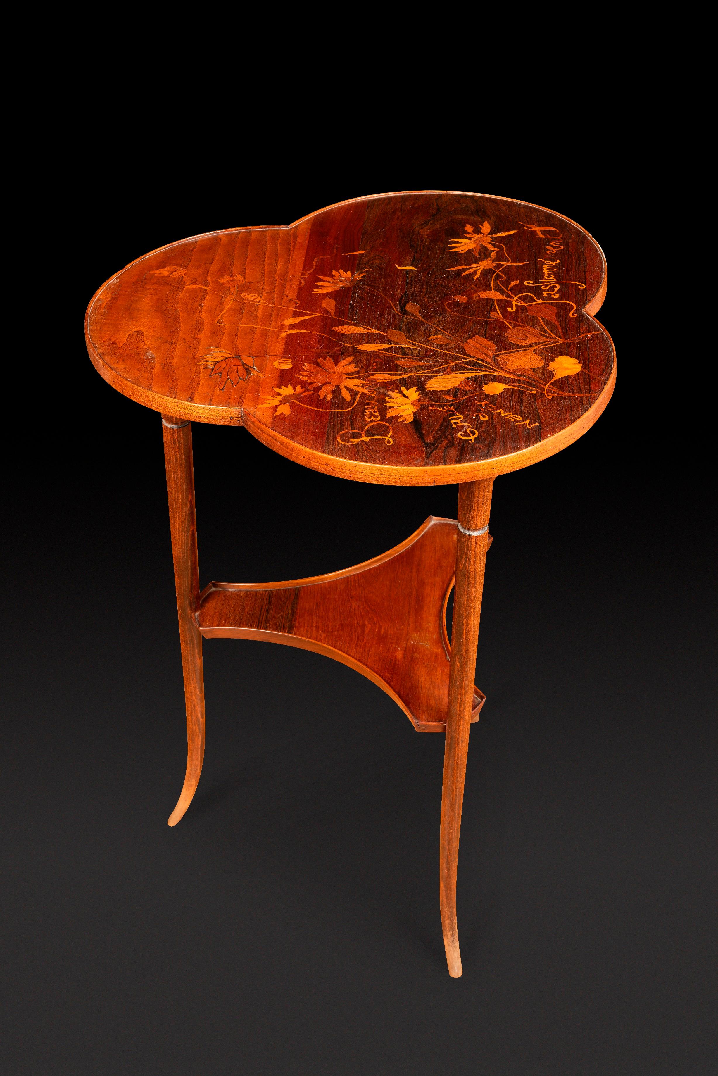 ÉMILE GALLÉ (1846-1904) Guéridon Art Nouveau à plateau trilobé en marqueterie For Sale 1