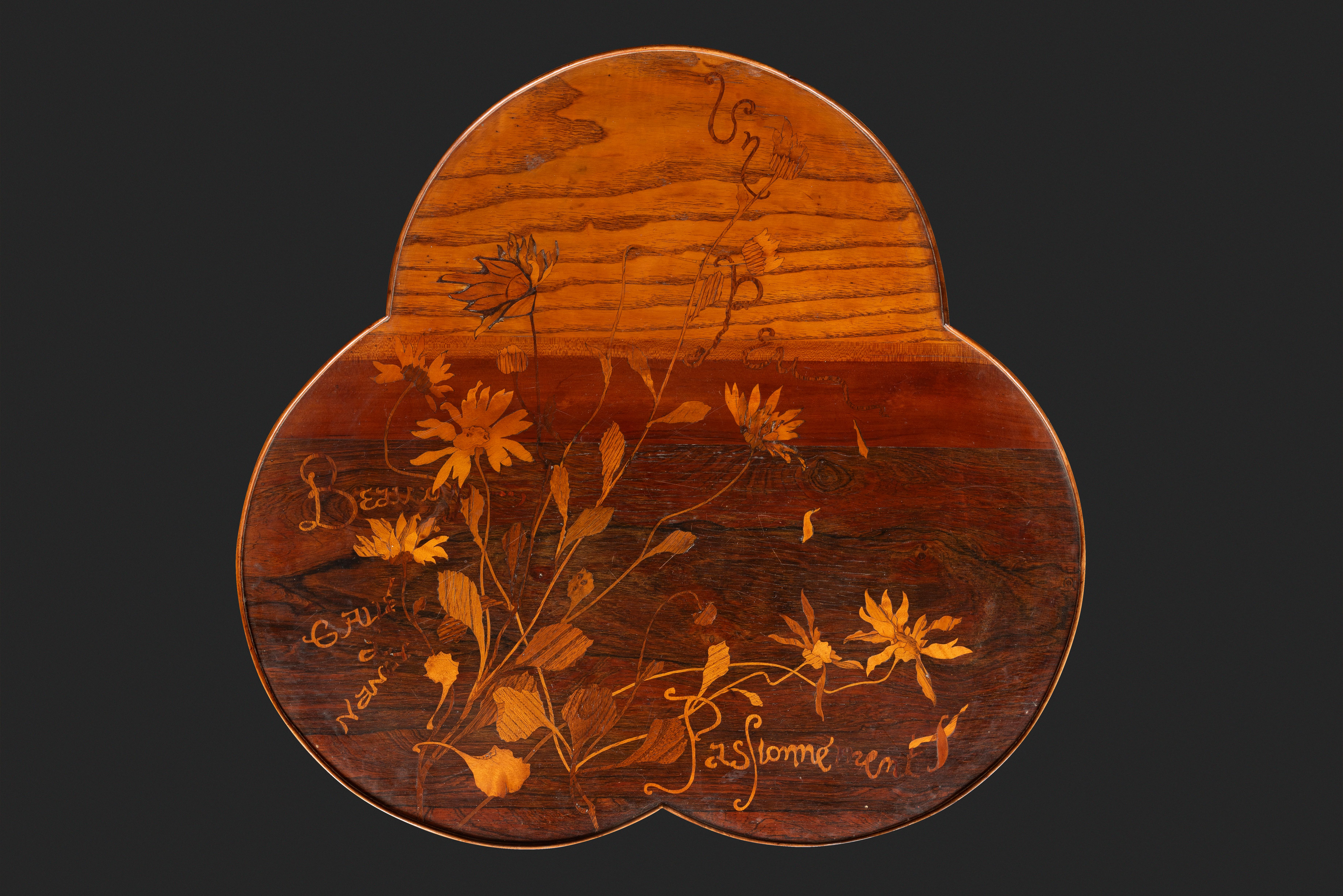 ÉMILE GALLÉ (1846-1904) Guéridon Art Nouveau à plateau trilobé en marqueterie For Sale 2