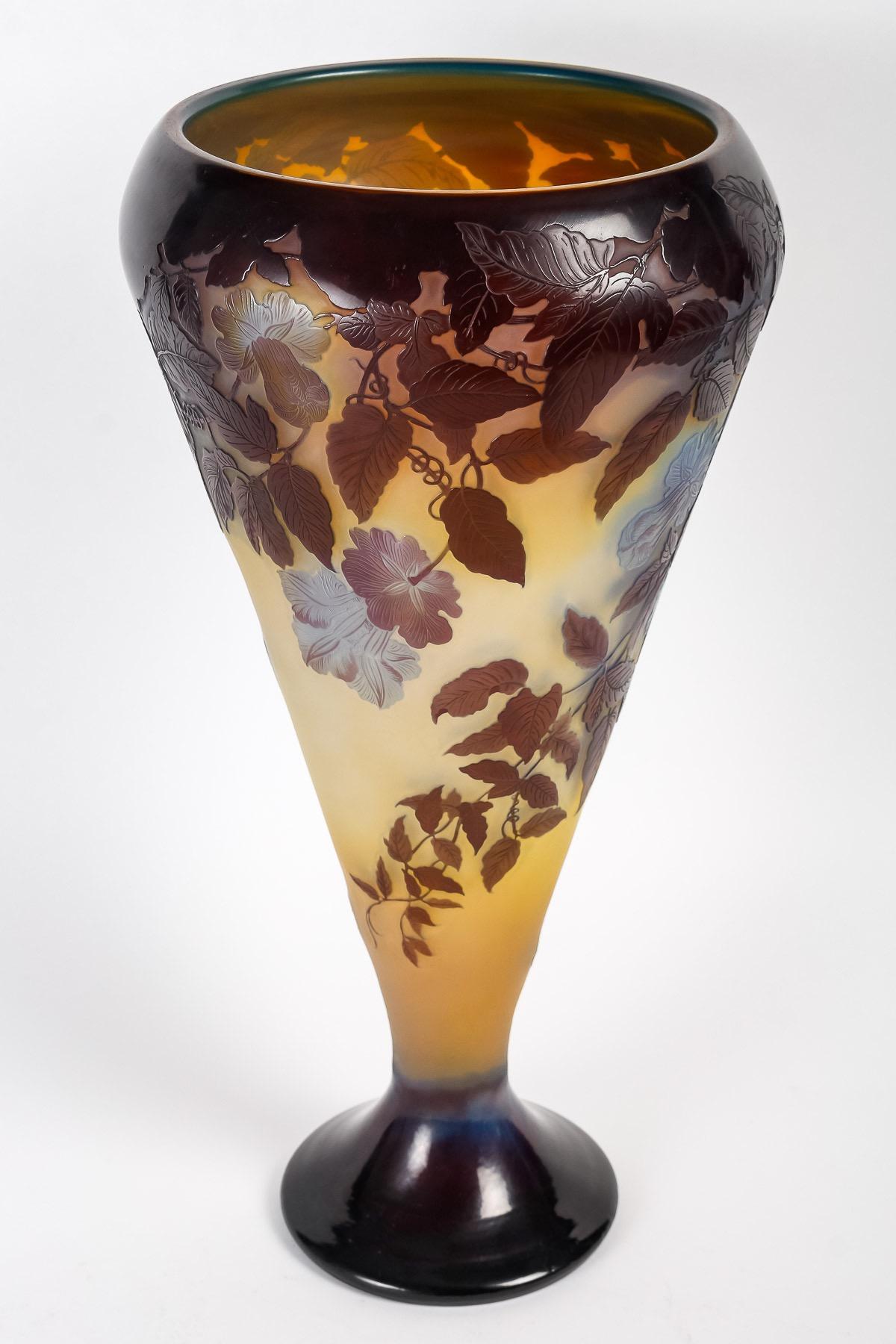 Émile Gallé (1846-1904)
Impressionnant vase en verre camée français de Gallé 
Grand vase de forme conique sur piédestal 
Verre serti, opalescent, incolore, jaune et bleu, motif gravé à l'acide avec des fleurs 