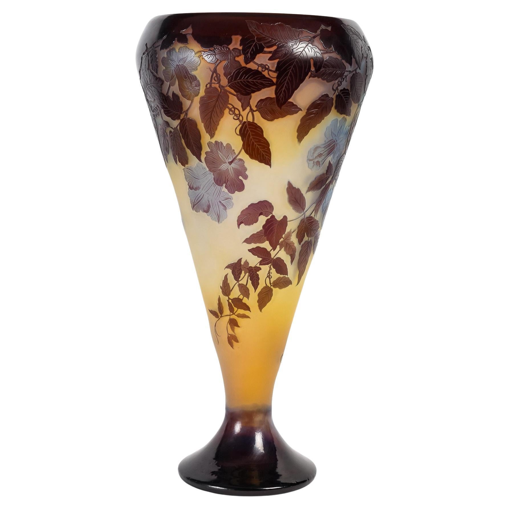 Émile Gallé (1846-1904), Impressionnant vase en verre camée "Bignones" circa 1900 en vente