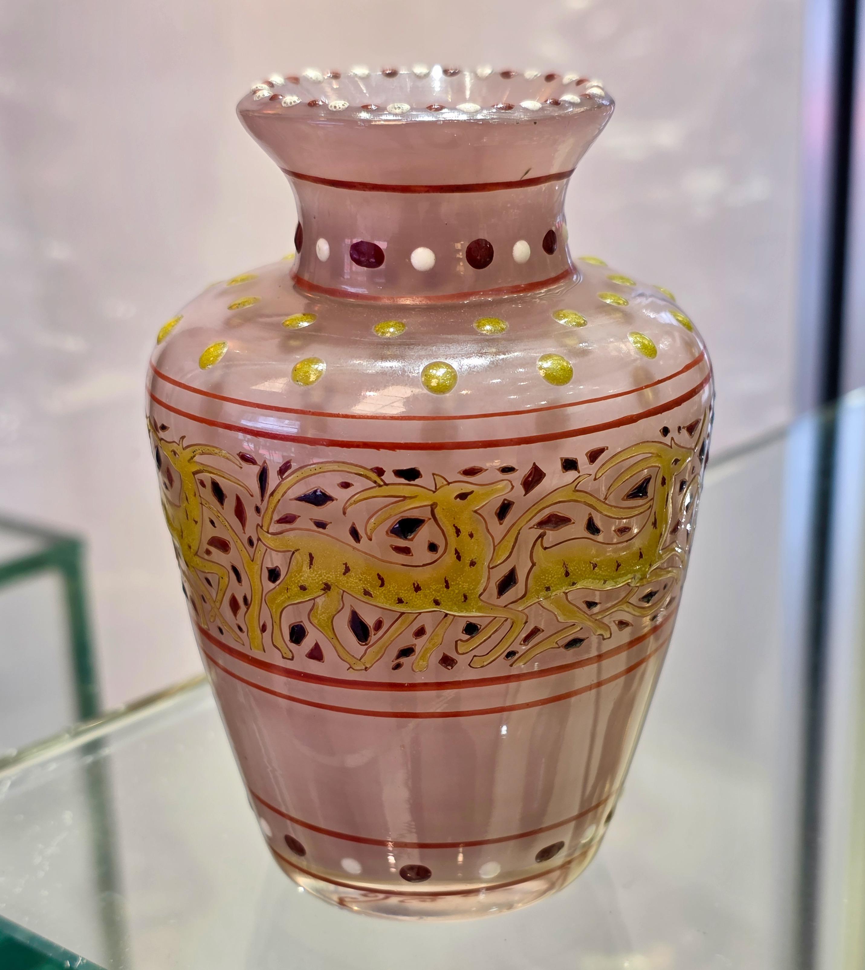 Émile Gallé (1846-1904)
Vaso in miniatura a forma di balaustro in vetro opaco colorato di rosa e smalto dipinto applicato a cabochon.
Design di ispirazione bizantina dipinto a mano in smalto policromo con motivi floreali e un fregio di animali