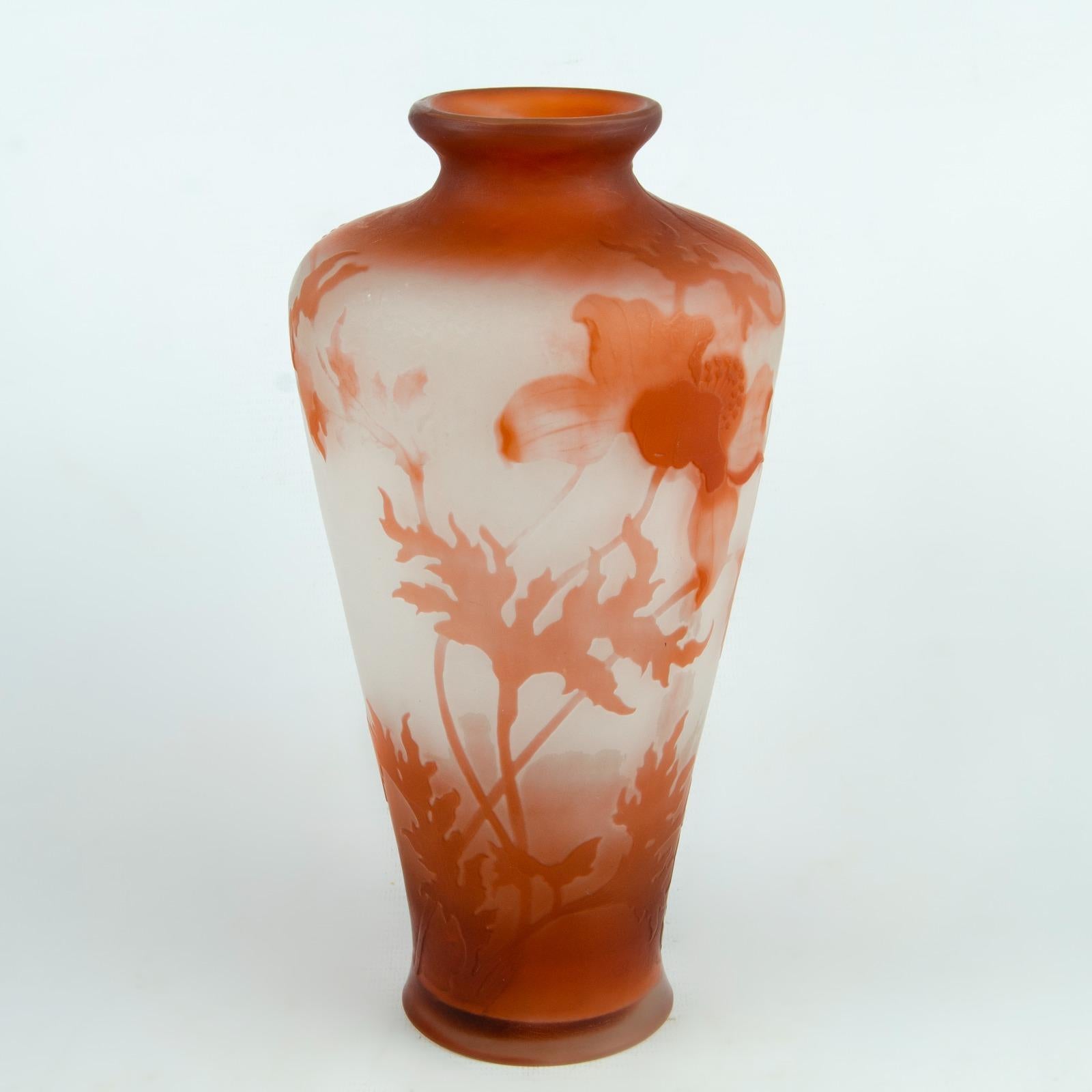 Emile Galle (1846-1904) Nnancy-Vase Balaustre
In farblosem Glas mit Einschlüssen von sandigem Glaspulver
Cammeowork mit Blumendekor
Cammeo Unterschrift
