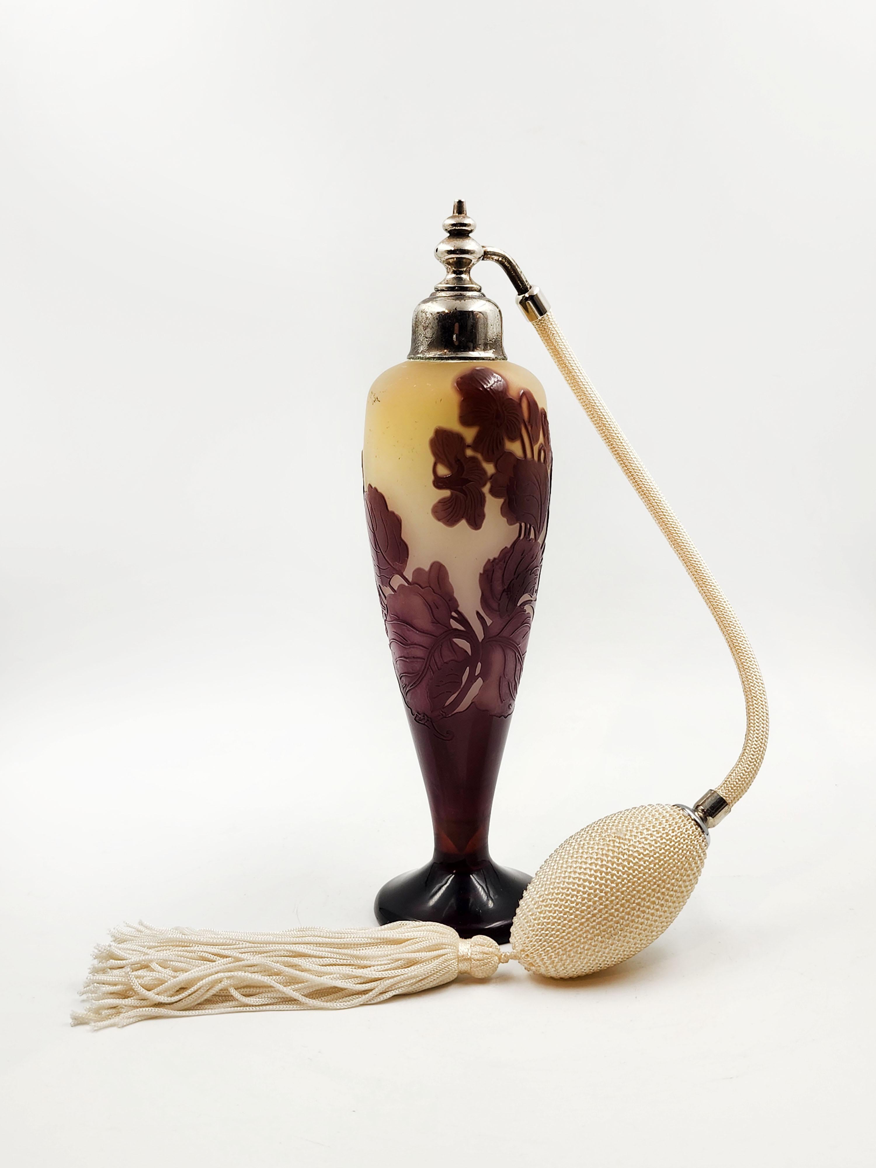 Bottiglia di profumo Emile Galle del XX secolo
Elegante profumatore d'epoca con base per flacone Emile Galle nei toni del giallo e del rosa e l'evaporatore in tonalità crema, con design in stile art nouveau
Misure:
Altezza: 19.5 centimetri
Diametro: