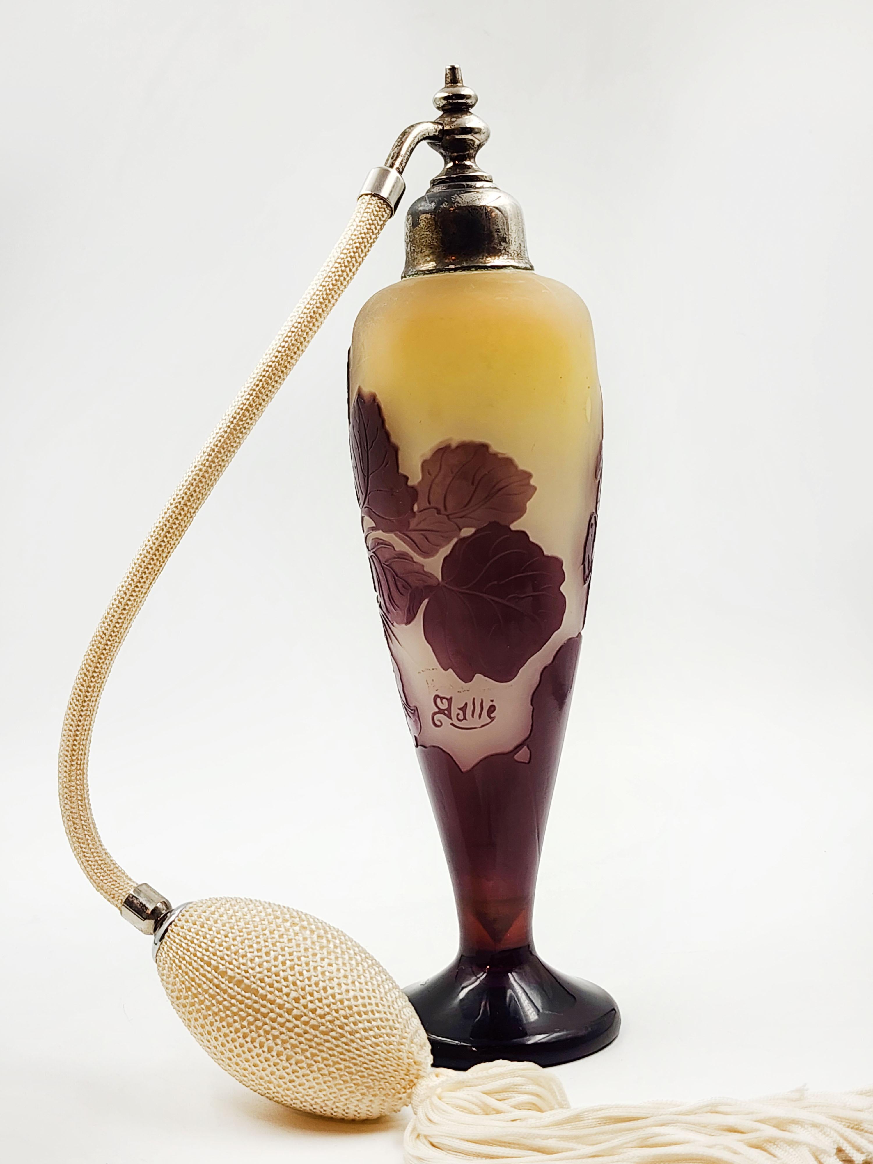 Verre d'art Bouteille de parfum Emile Galle 20ème siècle en vente