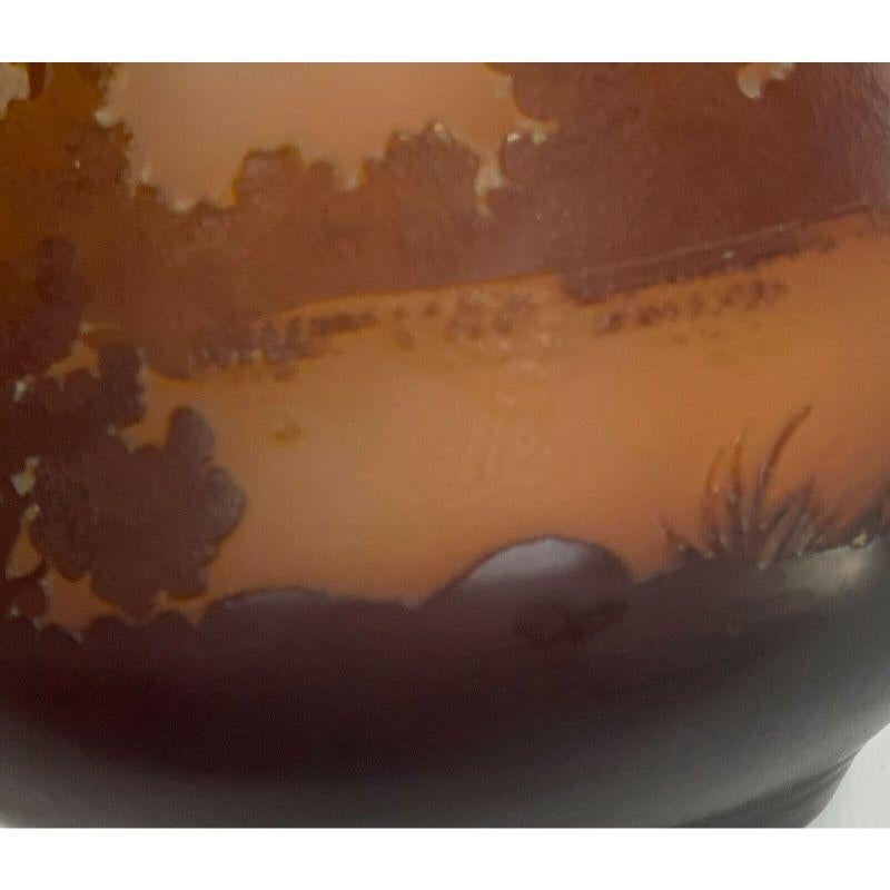 Verre Vase en verre camée scénique 3 couleurs gravé à l'acide représentant une vue de lac, d'Emile Galle, vers 1890 en vente