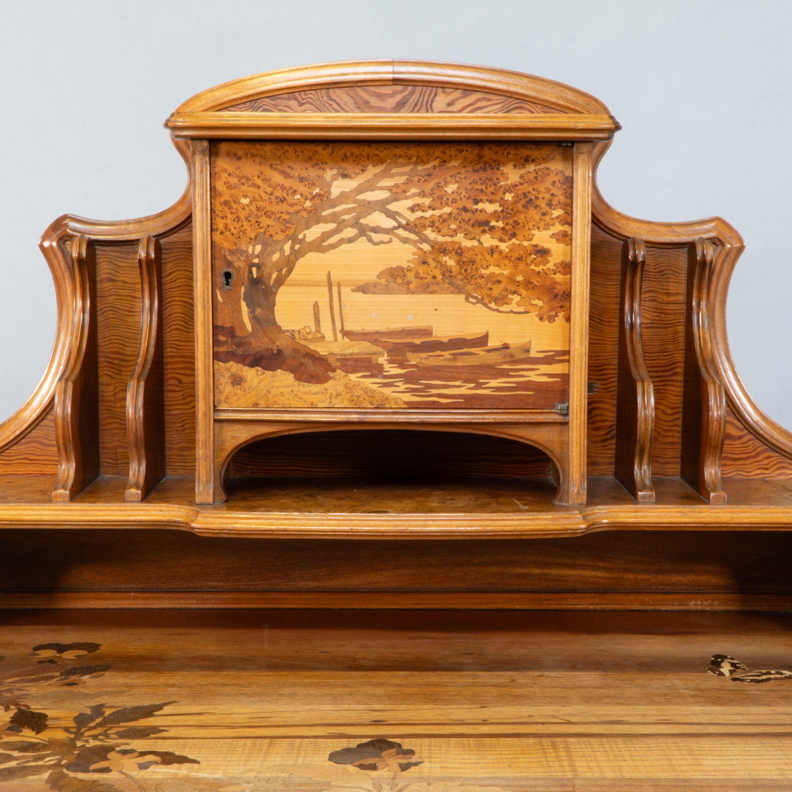Emile Galle. Uno scrittoio Art Nouveau in noce con un eccezionale scenario intarsiato in vendita 3