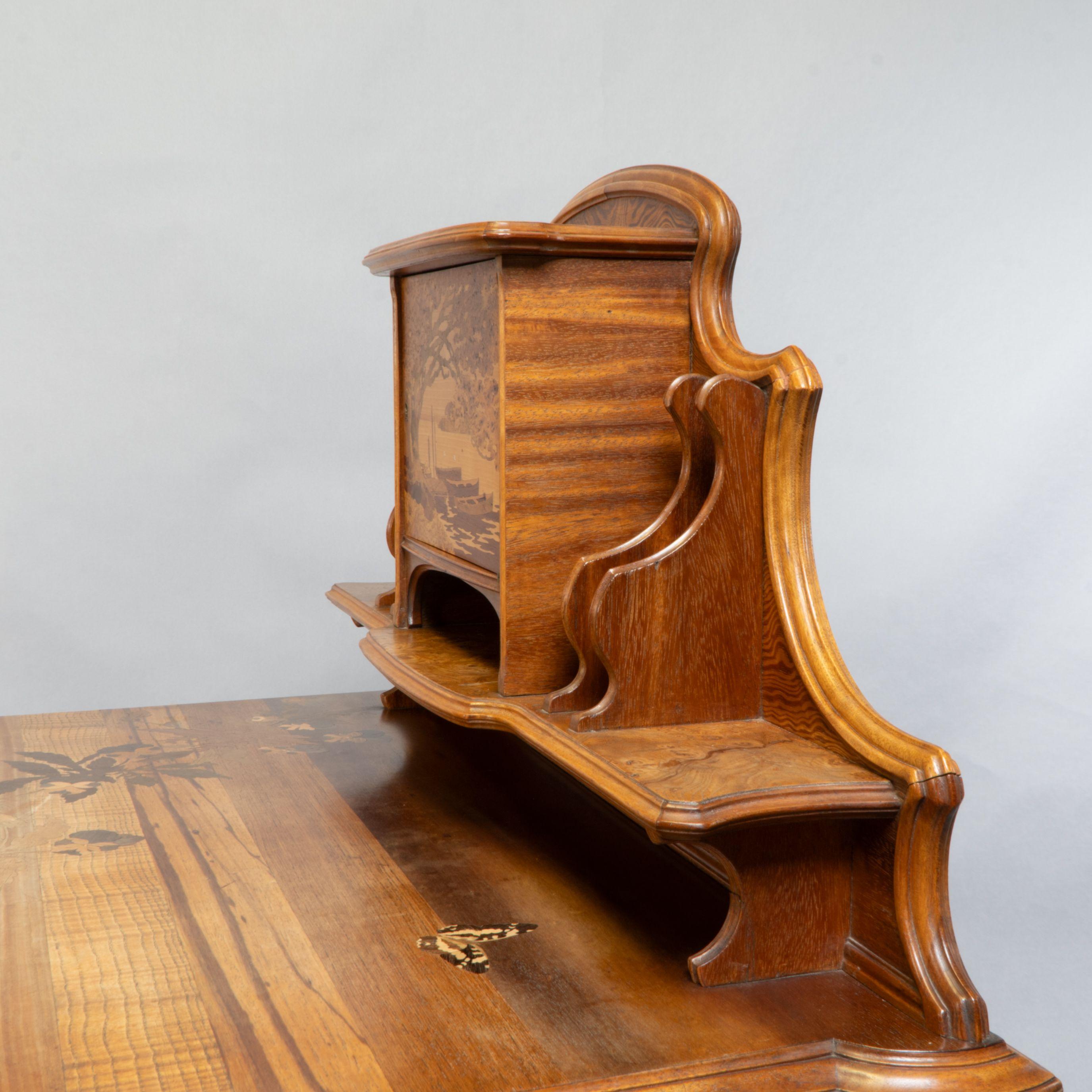 Emile Galle. Uno scrittoio Art Nouveau in noce con un eccezionale scenario intarsiato in vendita 4