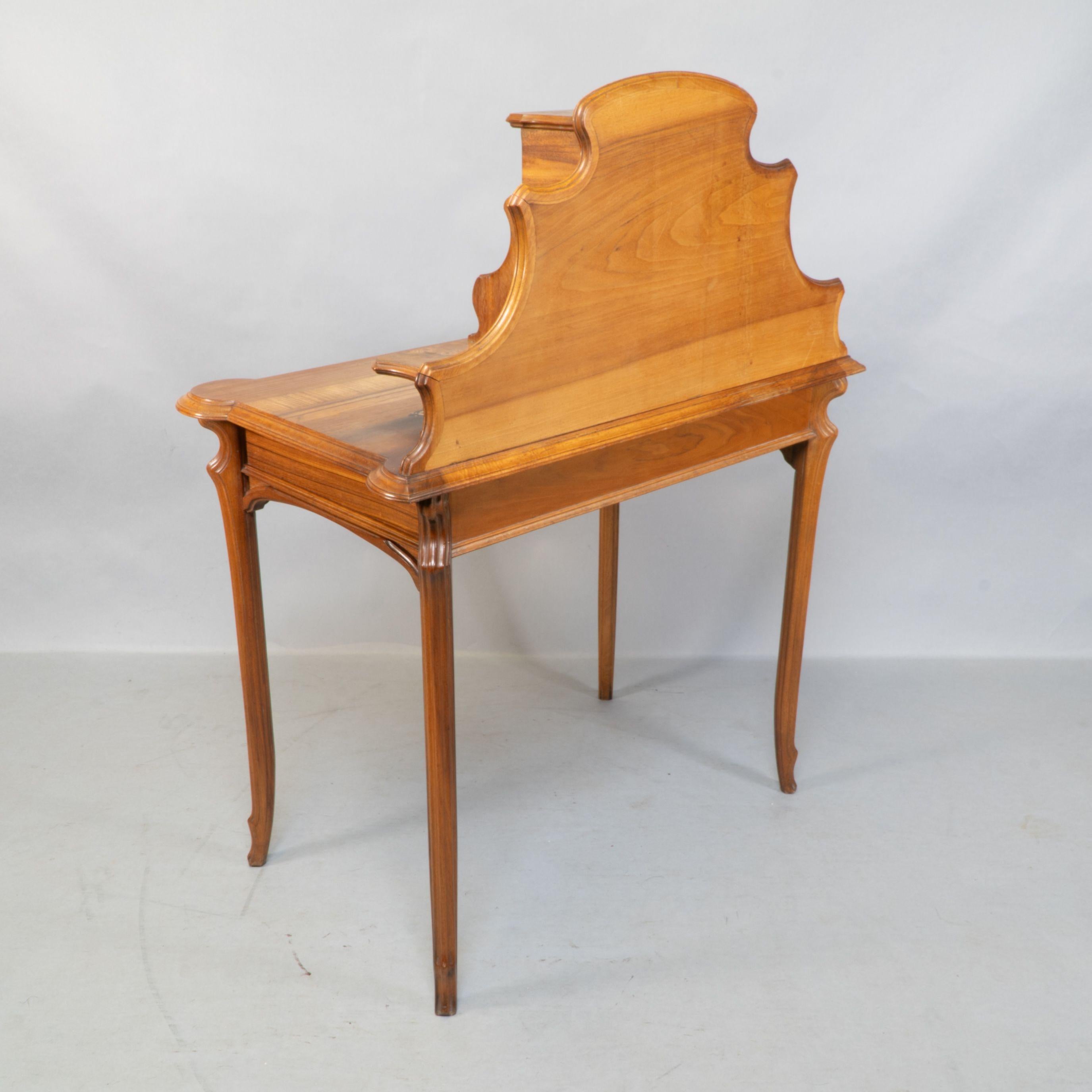 Intarsio Emile Galle. Uno scrittoio Art Nouveau in noce con un eccezionale scenario intarsiato in vendita