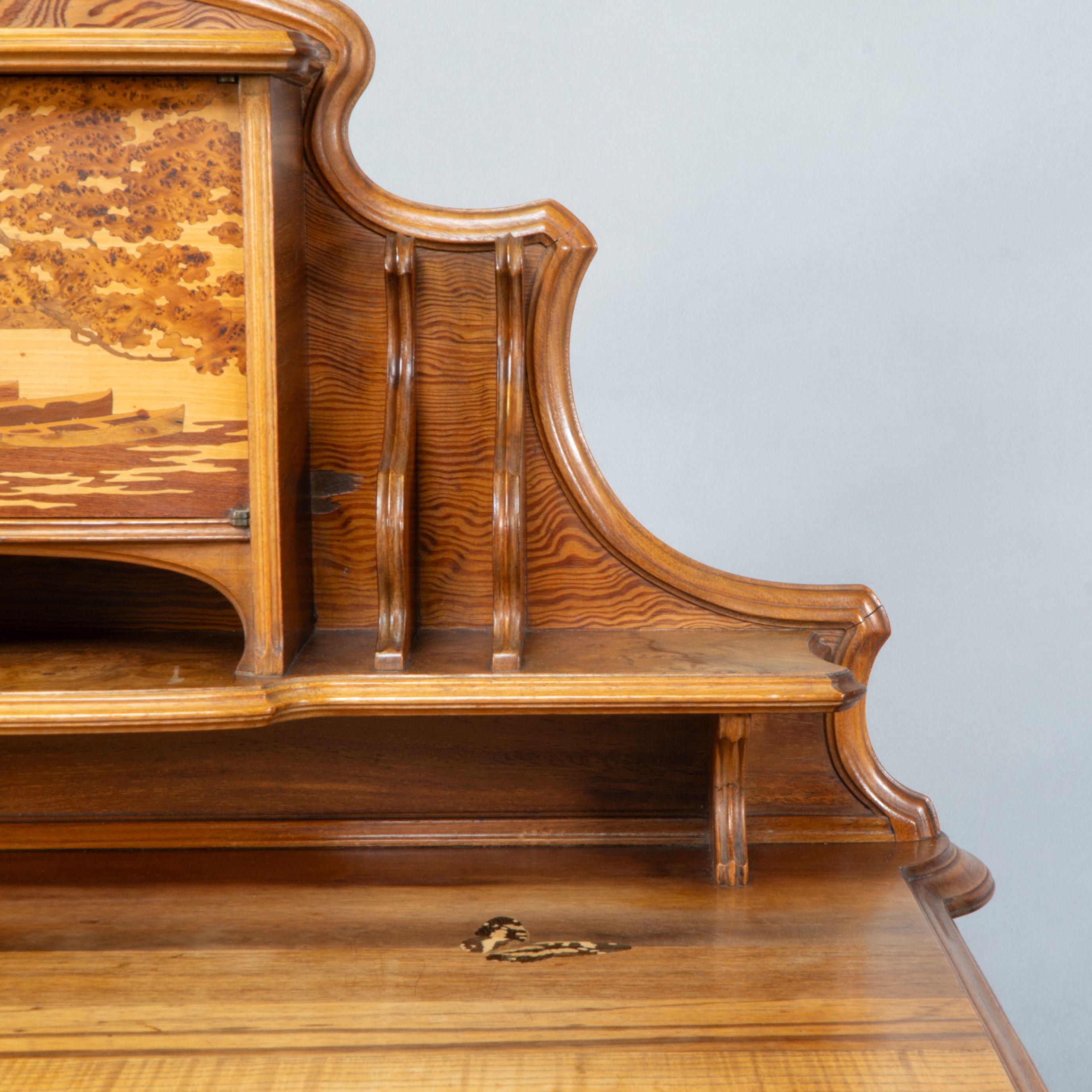 Emile Galle. Uno scrittoio Art Nouveau in noce con un eccezionale scenario intarsiato in vendita 1