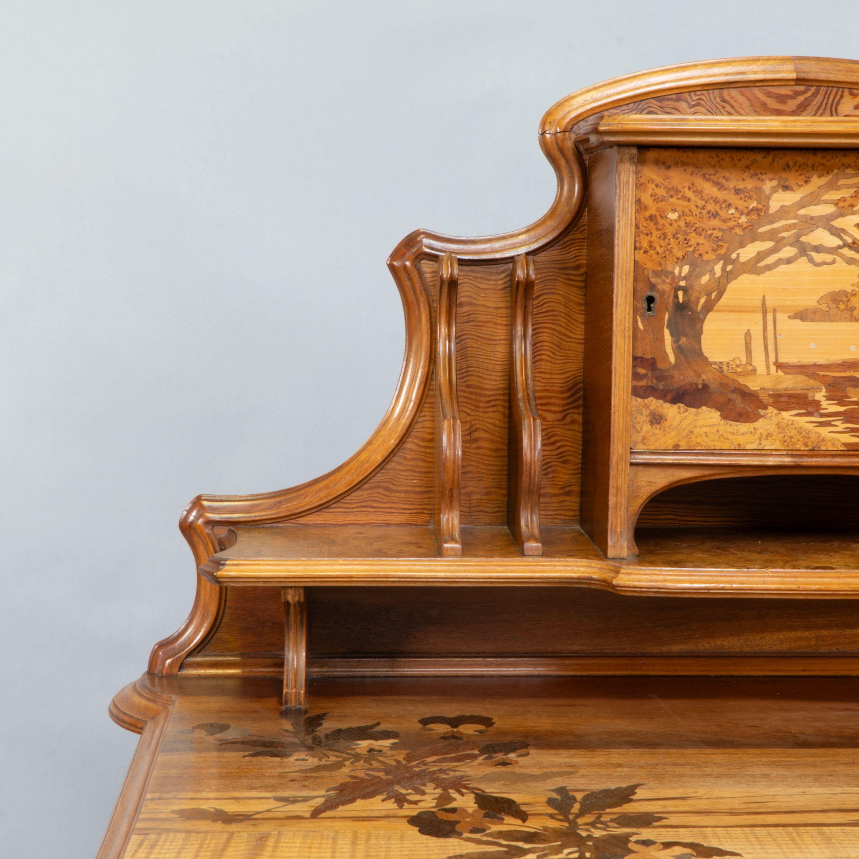 Emile Galle. Uno scrittoio Art Nouveau in noce con un eccezionale scenario intarsiato in vendita 2