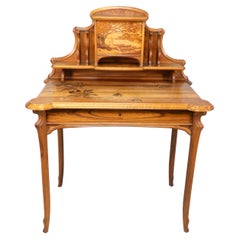 Emile Galle. Ein Jugendstil-Schreibtisch aus Nussbaum mit außergewöhnlichen Intarsien