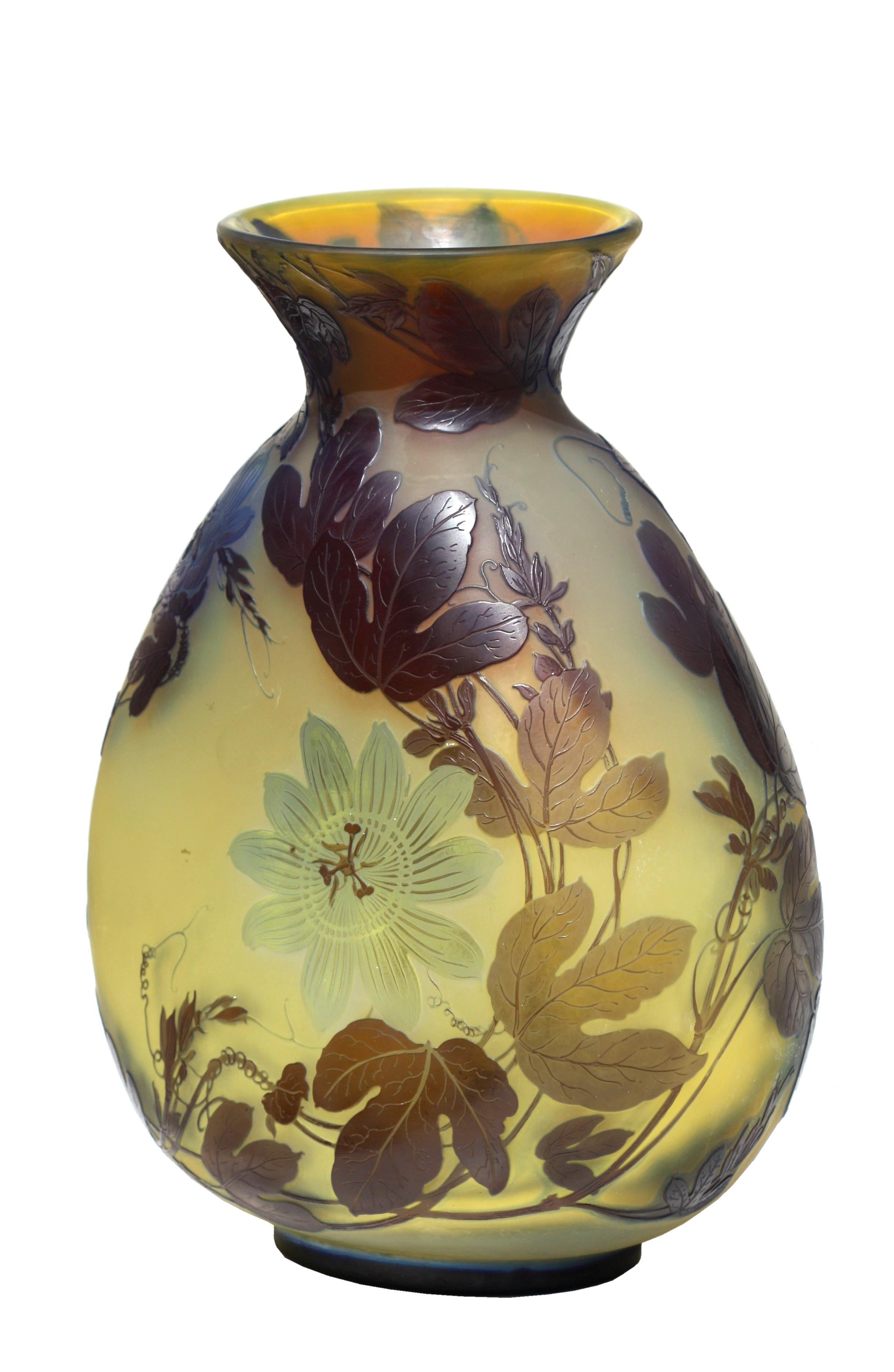 Émile Gallé un impressionnant vase en verre camée de Gallé, vers 1900 Bon état - En vente à West Palm Beach, FL