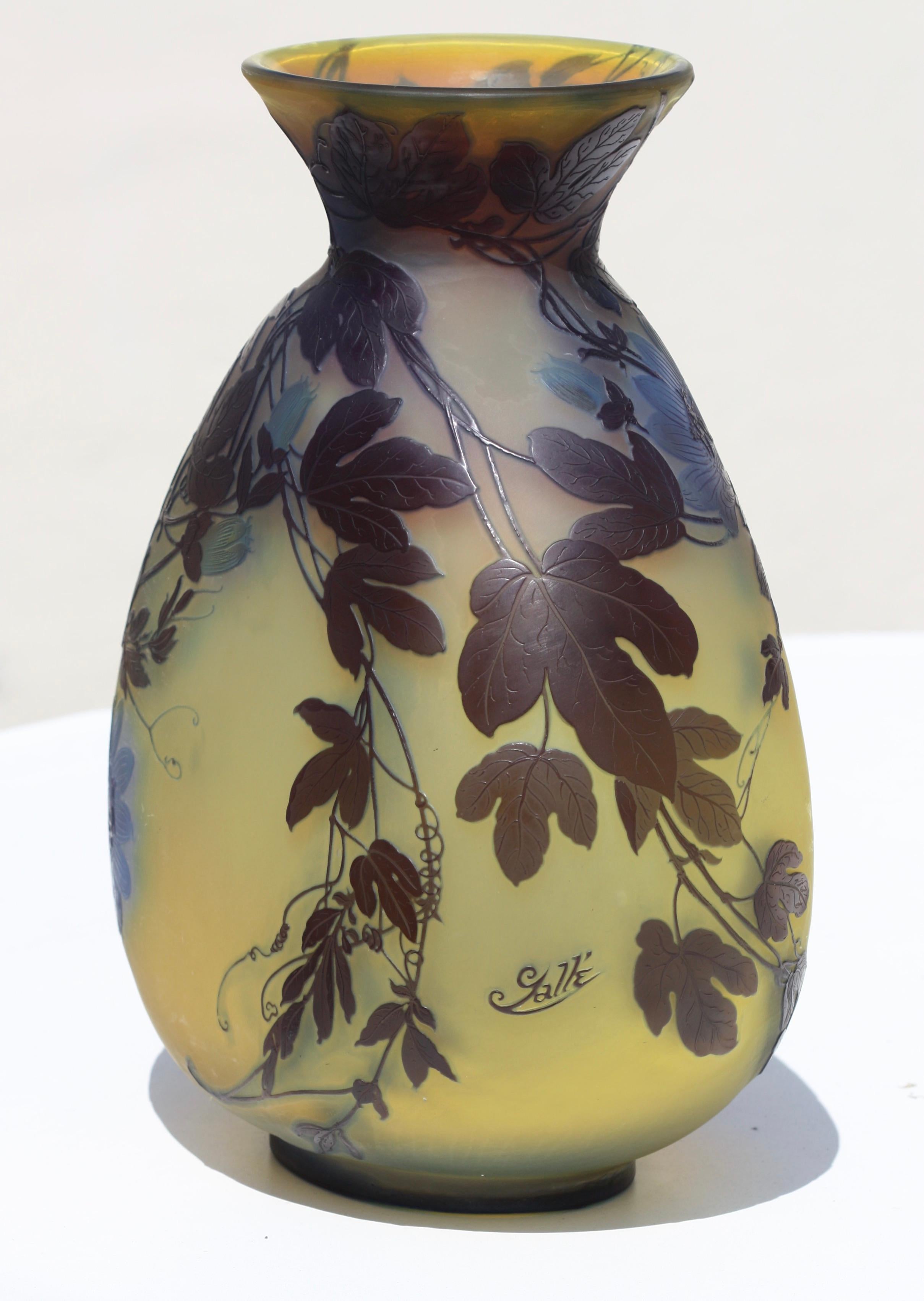 Début du 20ème siècle Émile Gallé un impressionnant vase en verre camée de Gallé, vers 1900 en vente