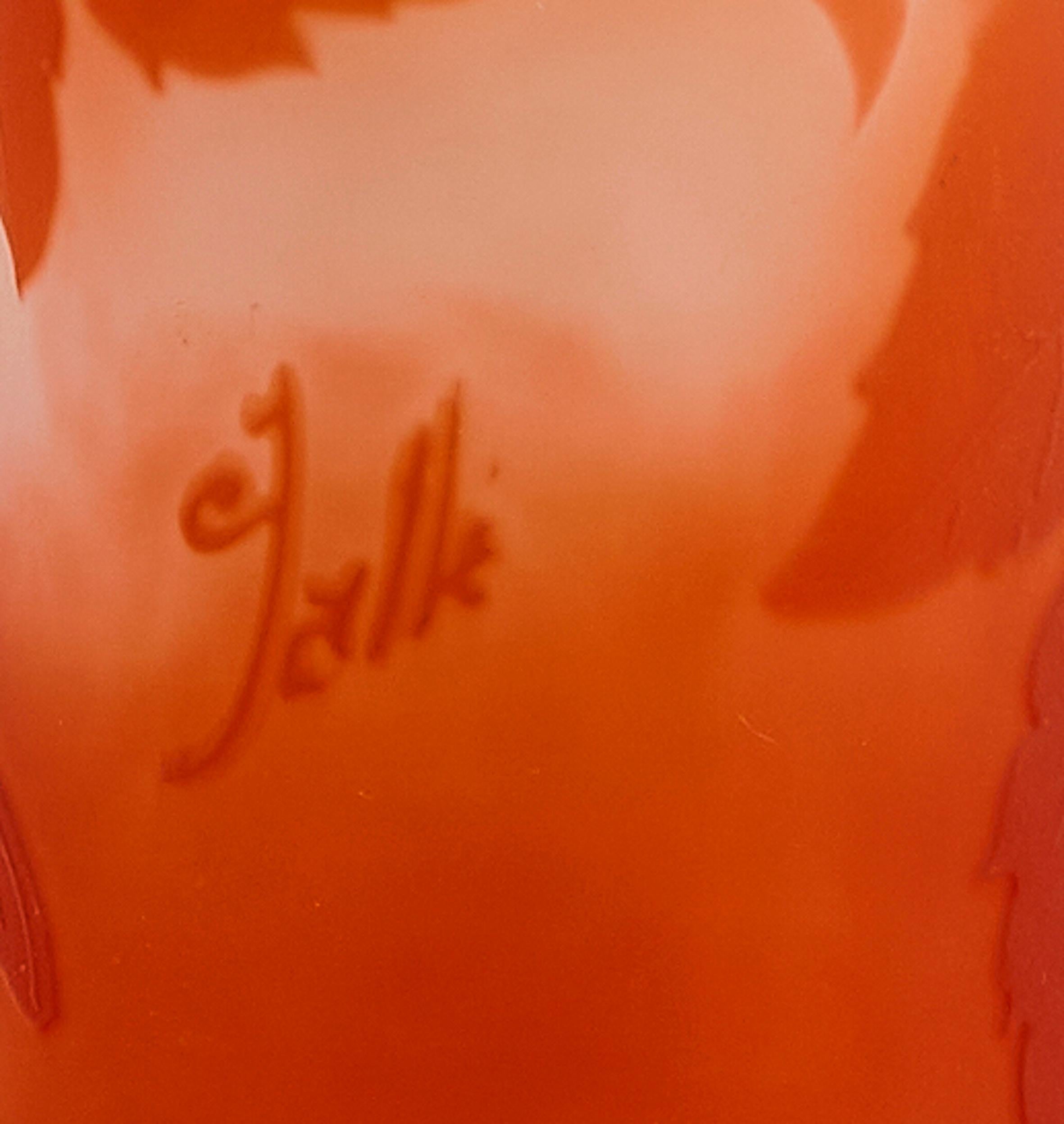 Vase Art Déco Emile Galle

Belle pièce Art déco fabriquée en France dans les années 1930
Un vase en verre incrusté et gravé, signature Gallé en camée. 
De belles couleurs orange et blanches combinant un aspect spécial sur le vase. Décoré avec des