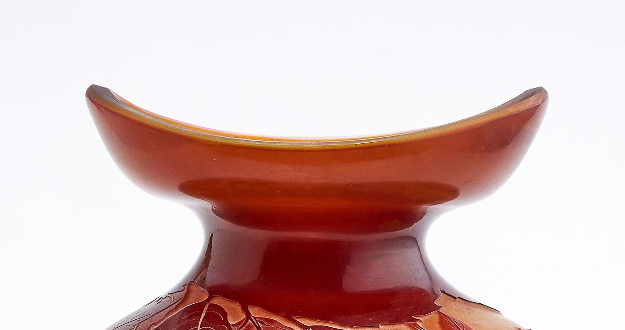 Vase Art Déco Emile Galle

Magnifique pièce Art déco fabriquée en France dans les années 1930
Un vase en verre incrusté et gravé, signature en camée de Gallé. 
De belles couleurs jaune, orange et rouge combinant un aspect spécial sur le vase. Décoré