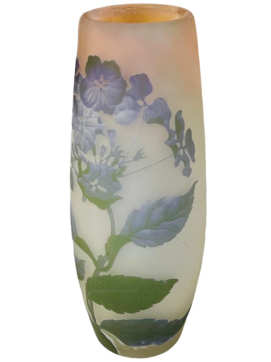 Il s'agit d'un vase Camée en verre d'art Emile Galle. Il s'agit d'un vase de forme ovoïde allongée. Il présente un verre orange givré dans sa partie supérieure, mis en valeur par différentes nuances de cette couleur. L'autre partie du vase est en