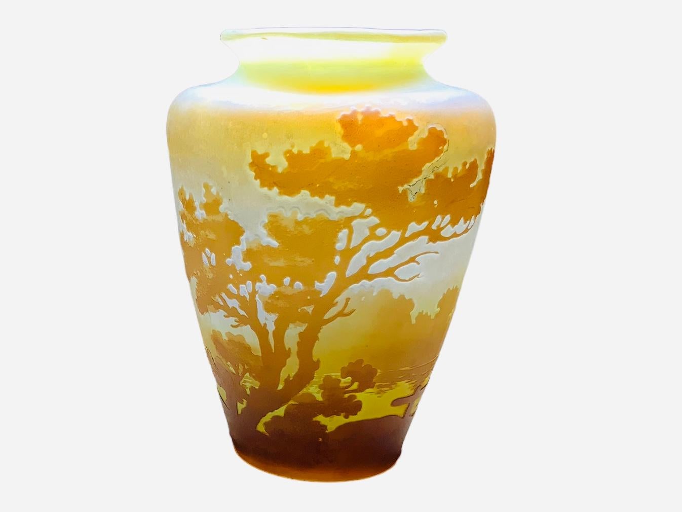 Dies ist ein Emile Galle kleine Urne geformt Landschaft Kamee Vase. Es hat einen Hintergrund aus mattiertem gelbem Glas, der durch verschiedene Brauntöne hervorgehoben wird. Die braune Farbe wird in der Runde dunkler  Sockel und deckt ihn