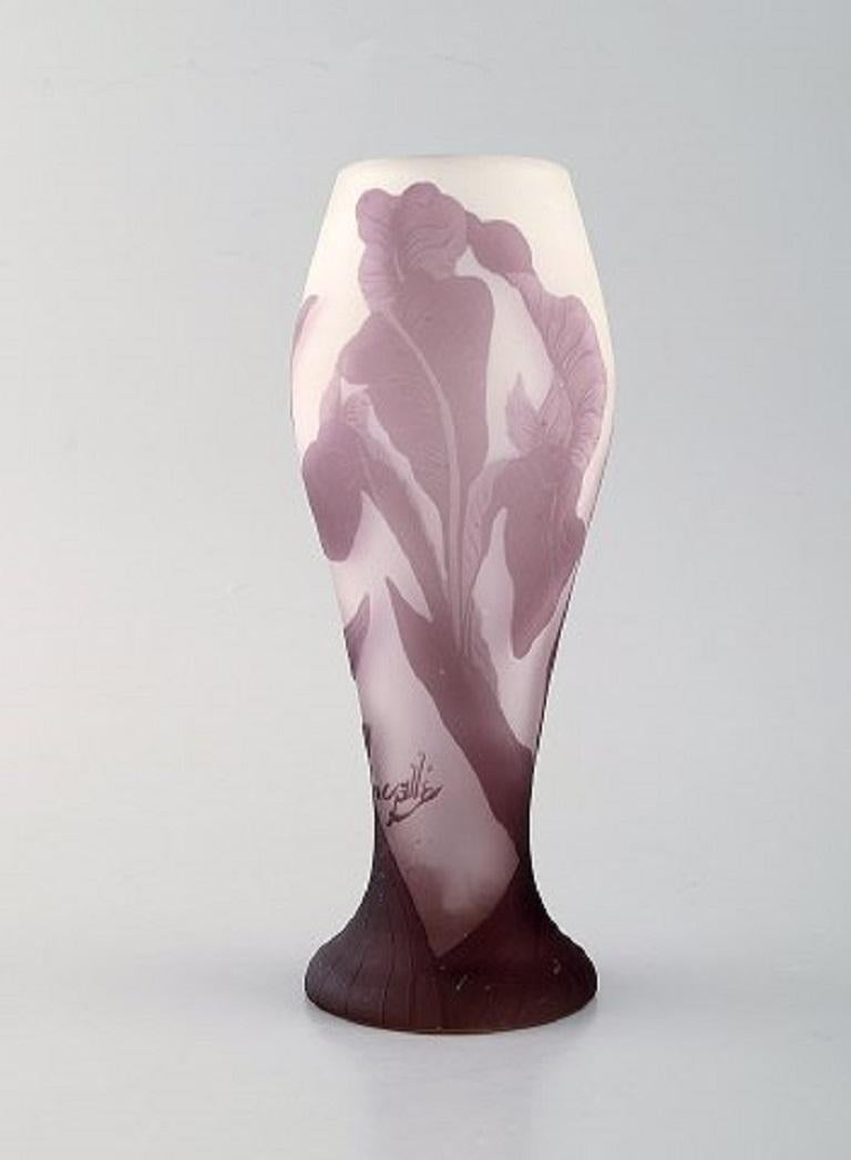 Emile Gallé art glass vase decorated with purple flowers, circa 1910.
Measures: 19.5 x 7.5 cm.
Signed.
In perfect condition.