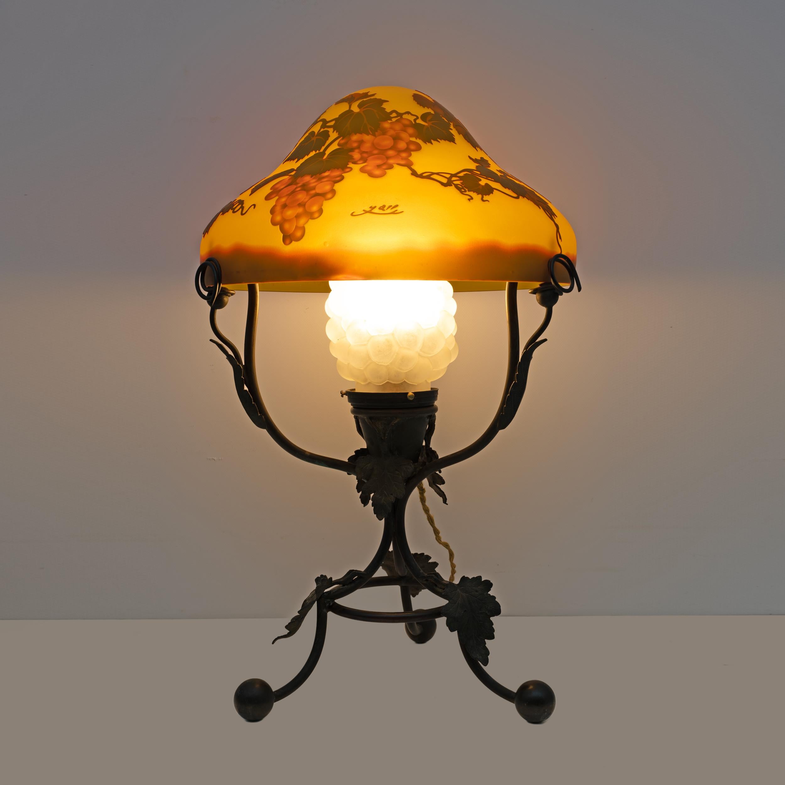 Emile Gallé, probably the greatest master of Art Nouveau, was born in Nancy, France, on May 4, 1846 to Charles Gallé and Fanny Reinemer.
This single-glass bulb lamp decorated with a floral cameo depicting bunches of grapes, was produced at the